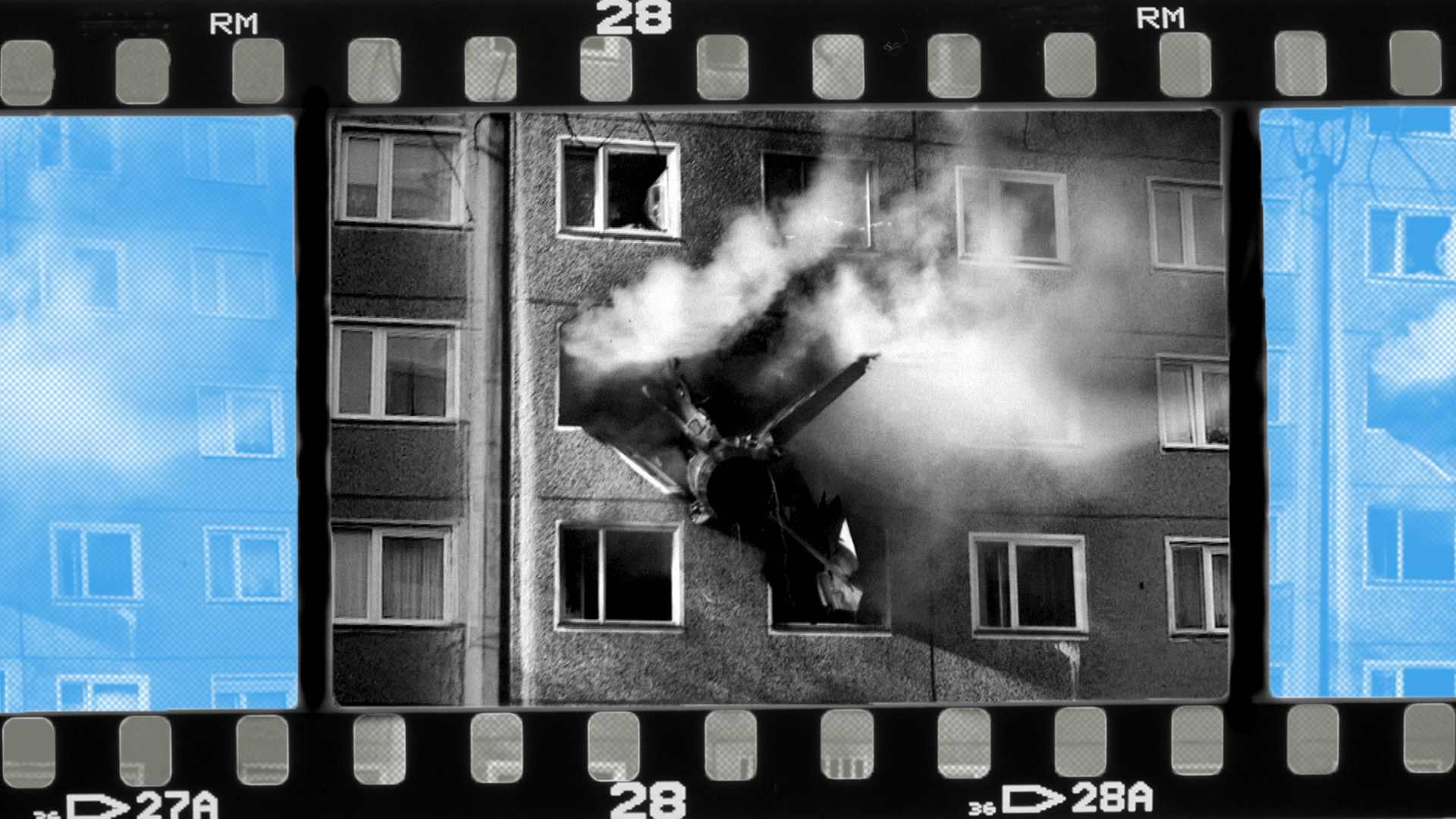 Militärflugzeug stürtzt in Plattenbau