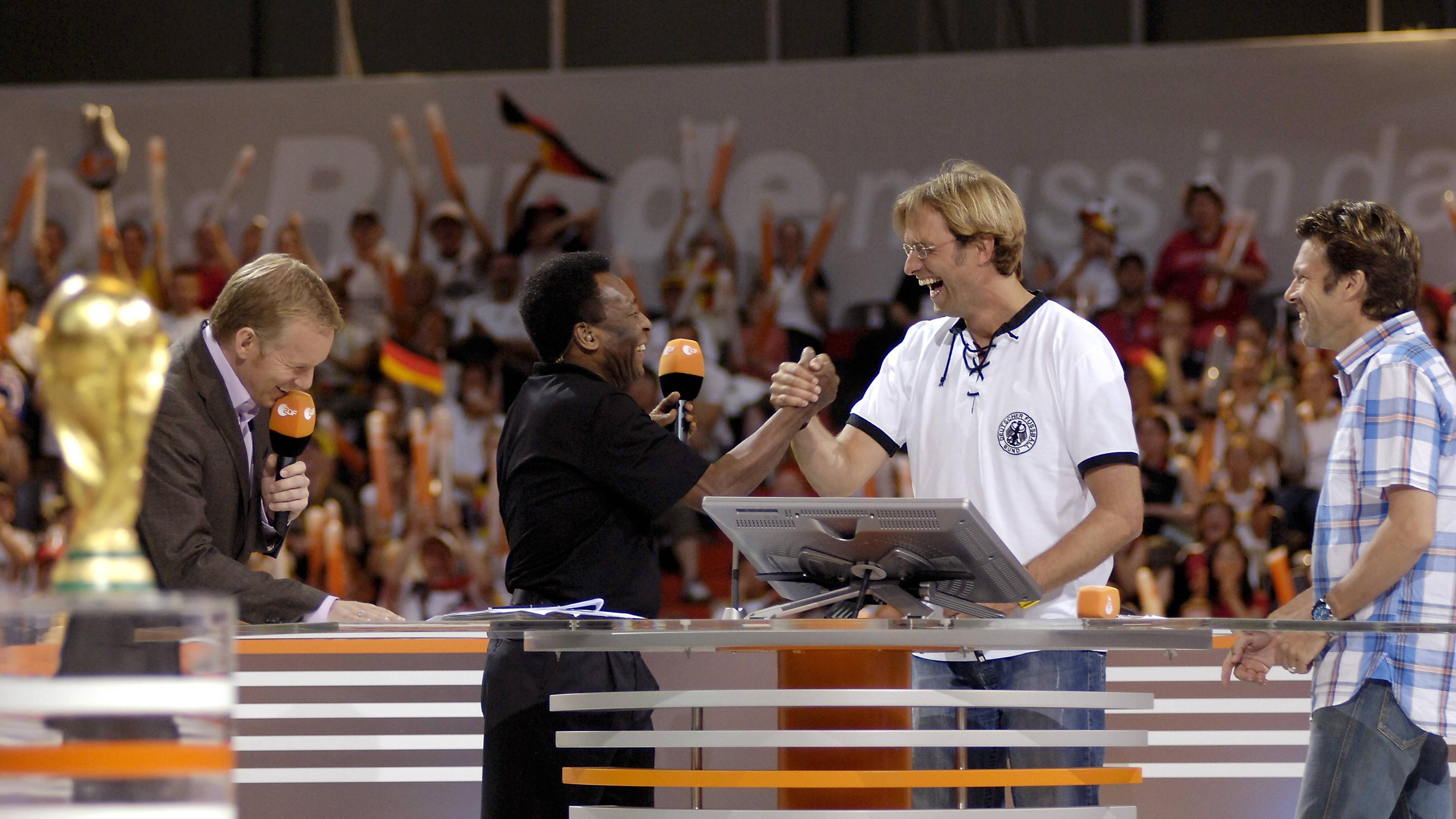 Ausgelassene Stimmung beim ZDF Expertenteam, v.li.: ZDF Moderator Johannes B. Kerner, Pele (Brasilien) und die ZDF Fußballexperten Jürgen Klopp (beide Deutschland) und Urs Meier (Schweiz) 