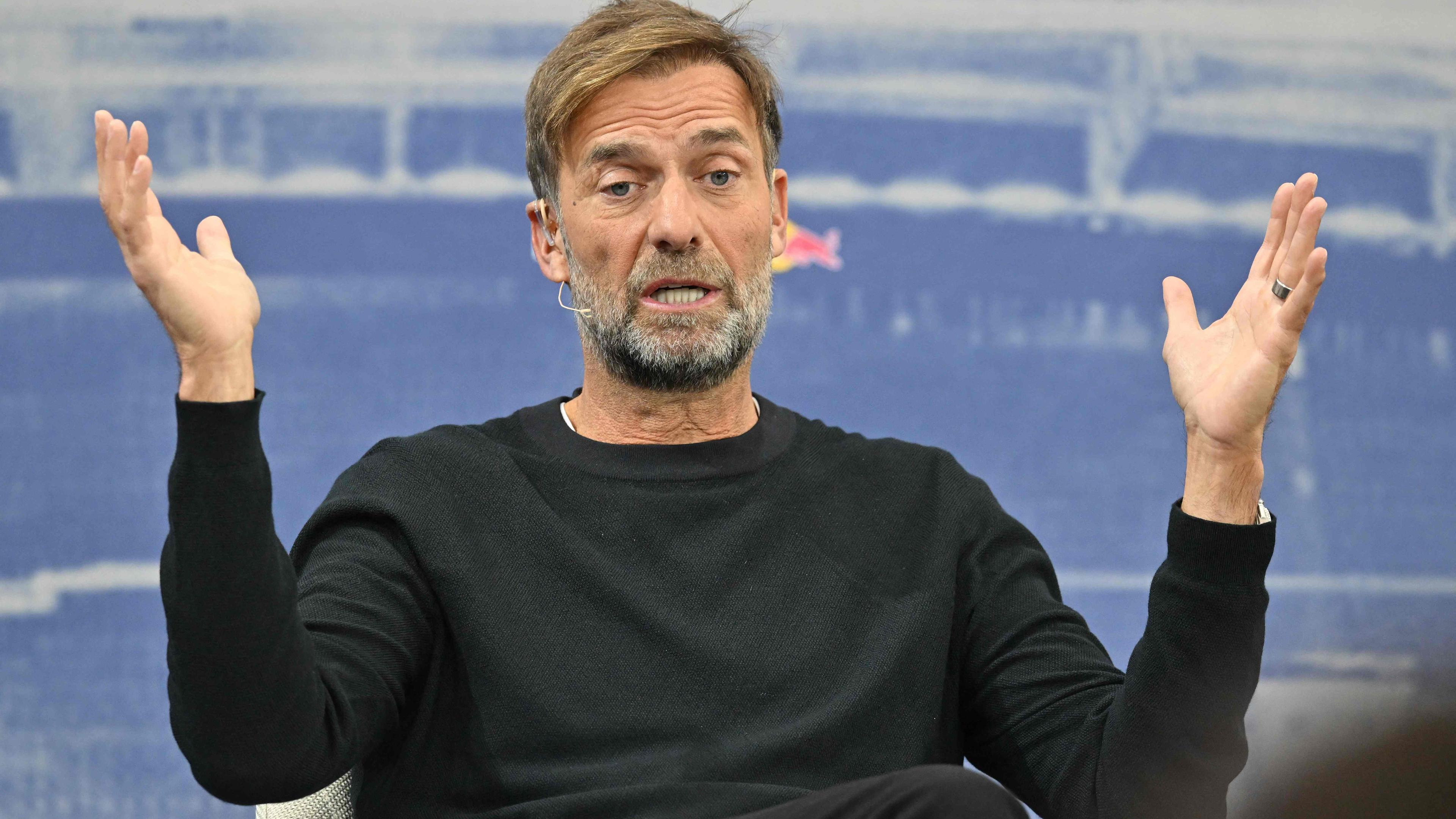 Jürgen Klopp sitzt bei seiner Vorstellung als Red Bulls "Global Head of Soccer" in Salzburg auf einem Stuhl