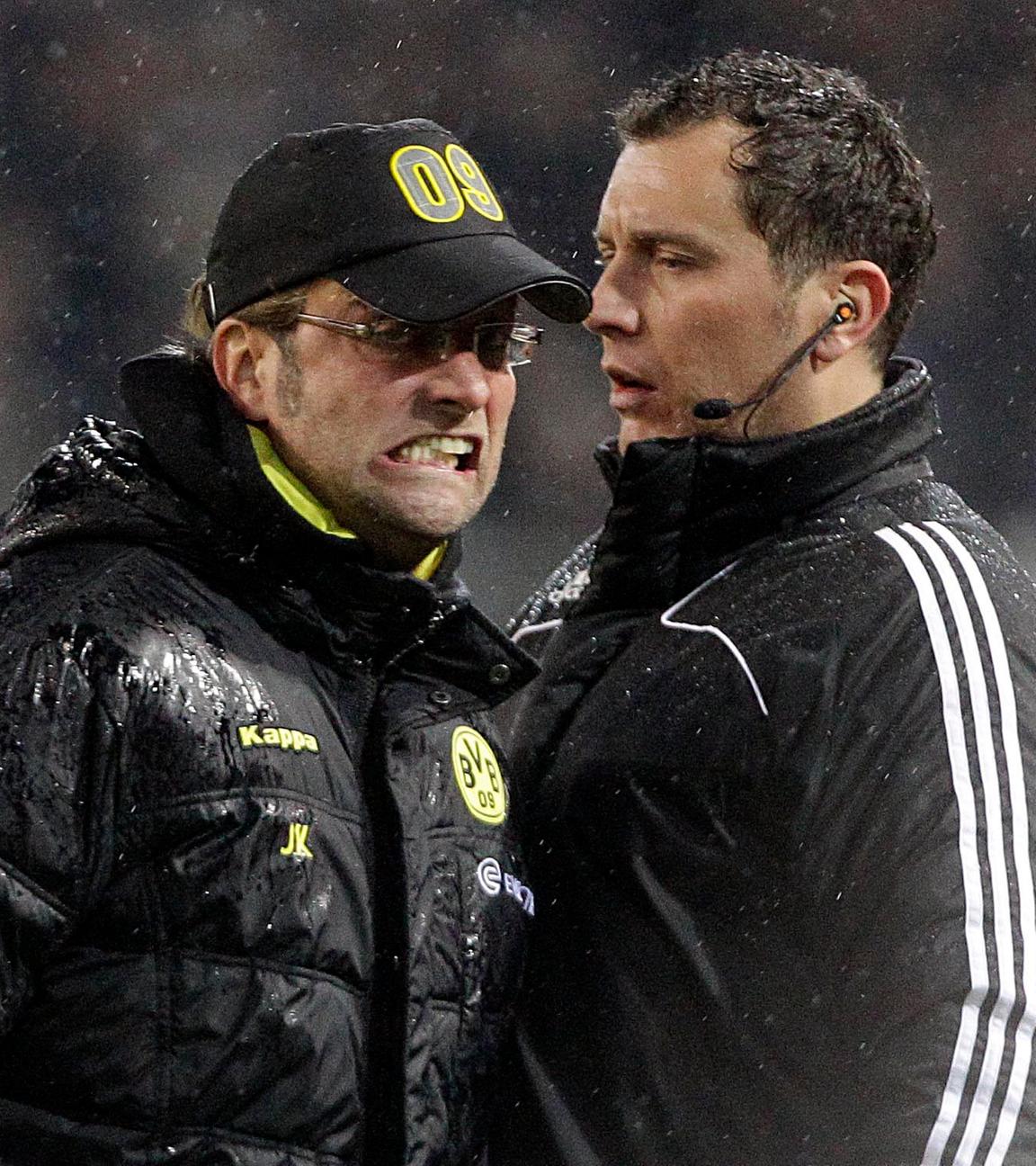 Dortmunds Cheftrainer Jürgen Klopp, links, diskutiert mit dem vierten Schiedsrichter Stefan Trautmann