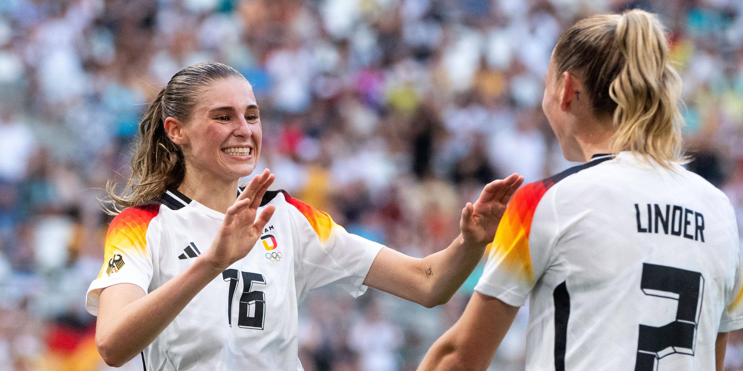 Jule Brand (Deutschland, 16), Sarai Linder (Deutschland, 02) jubeln über das Tor zum 3:0.