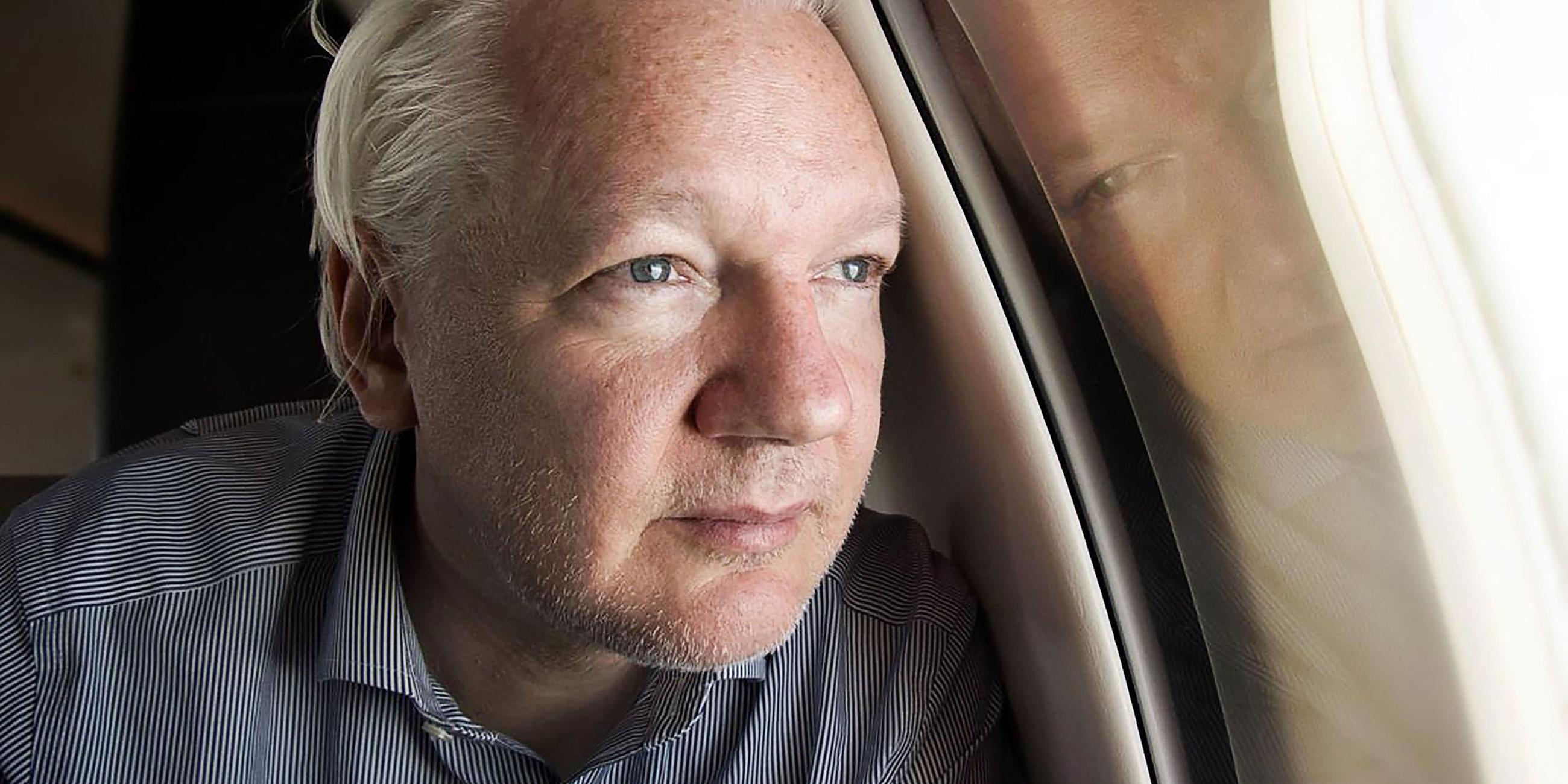 Wikileaks-Gründer Julian Assange sitzt in eine Chartermaschine von London nach Bangkok, aufgenommen am 25. Juni 2024