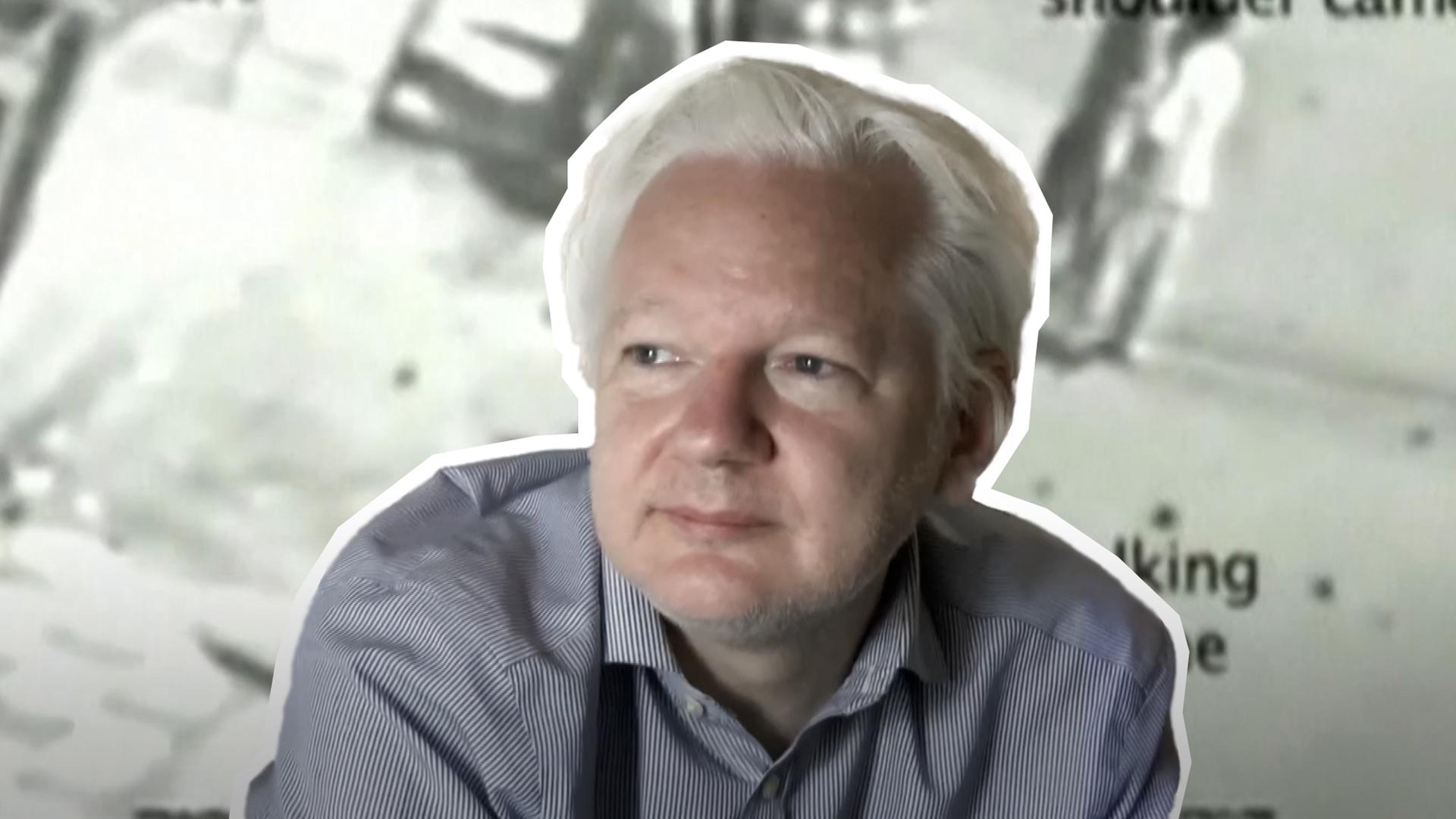 Dem Bild ist Wikileaks-Gründer Julian Assange zu sehen vor einem Leak-Video-Ausschnitt. 