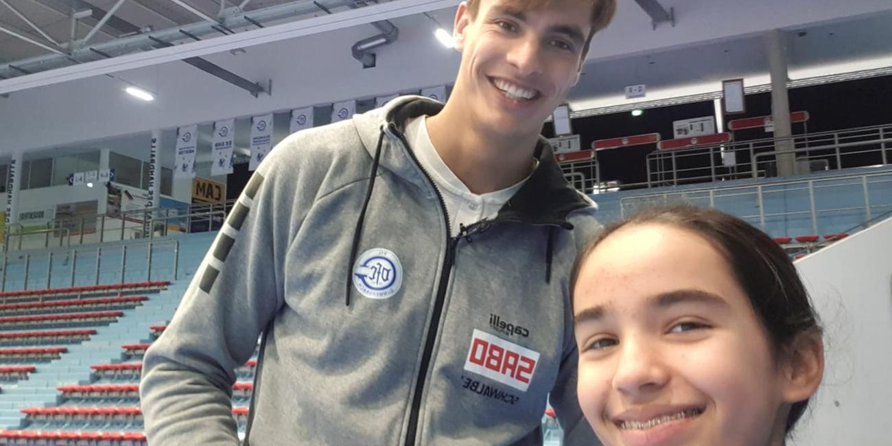 Kinderreporterin Antonia mit Julia Köster in der Sporthalle