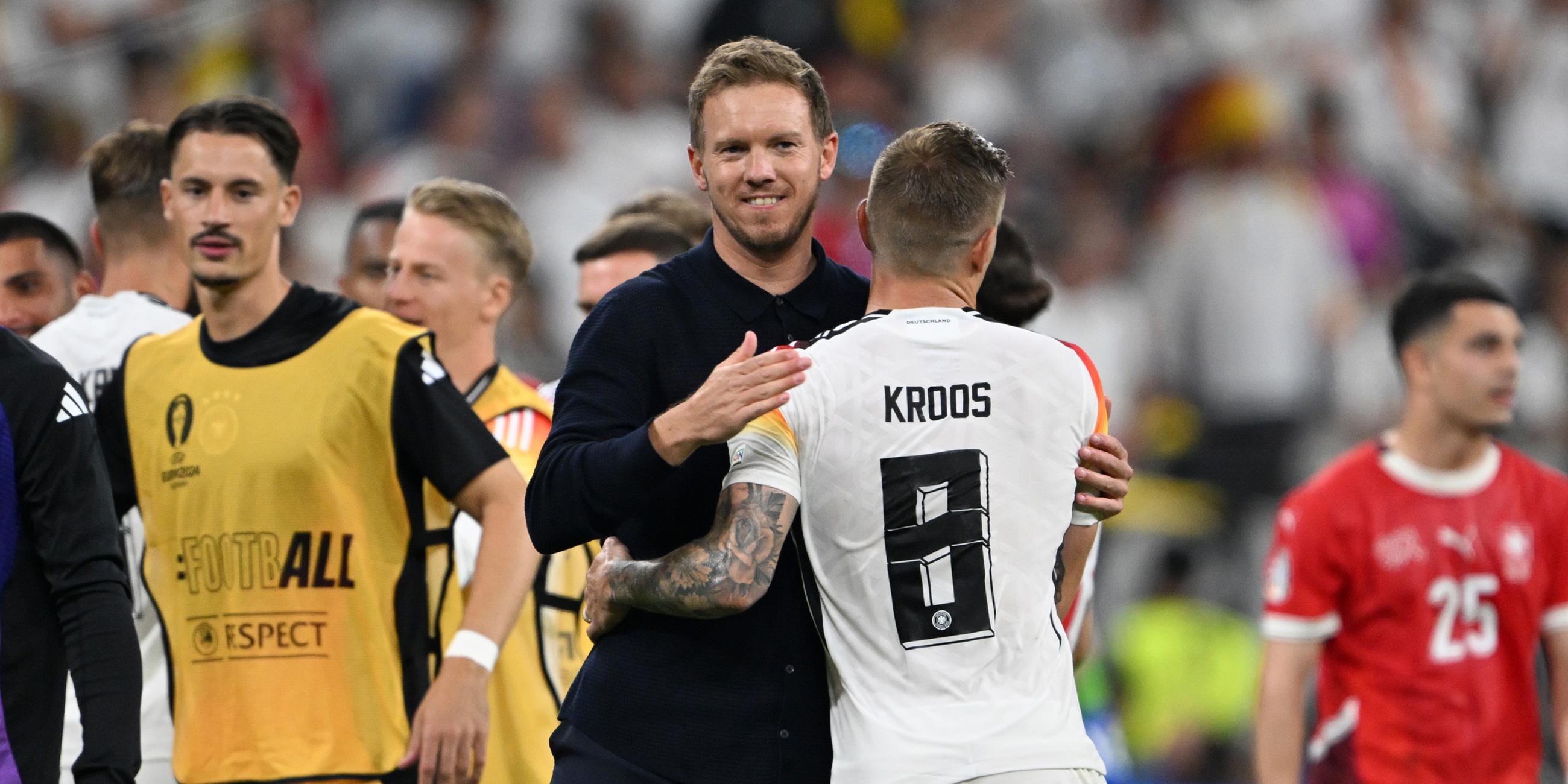 Bundestrainer Julian Nagelsmann (M) umarmt Deutschlands Toni Kroos nach dem Spiel.
