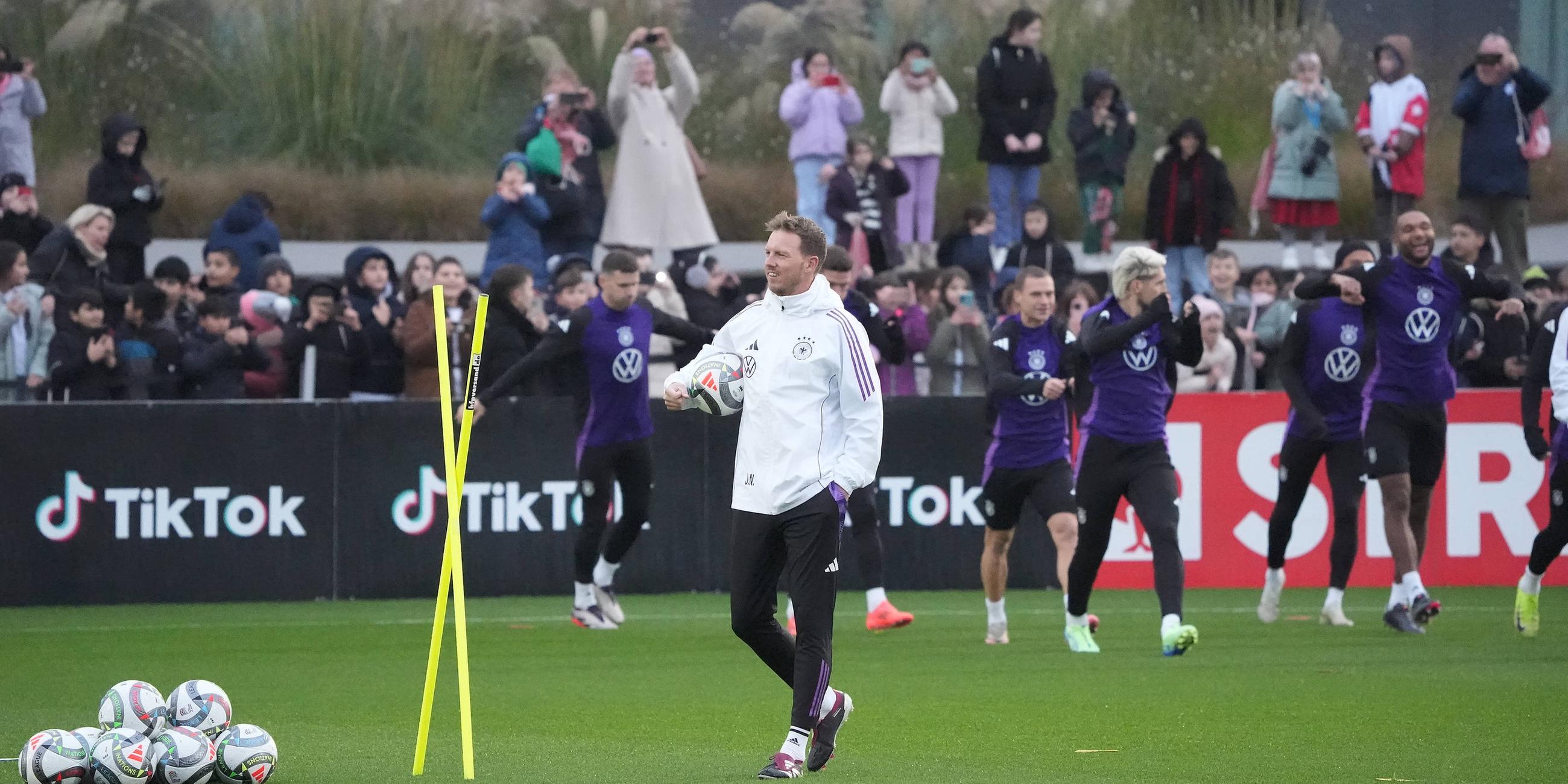 Mannschaft mit Bundestrainer Julian Nagelsmann (Deutschland Germany) bei den jungen Fans im Training