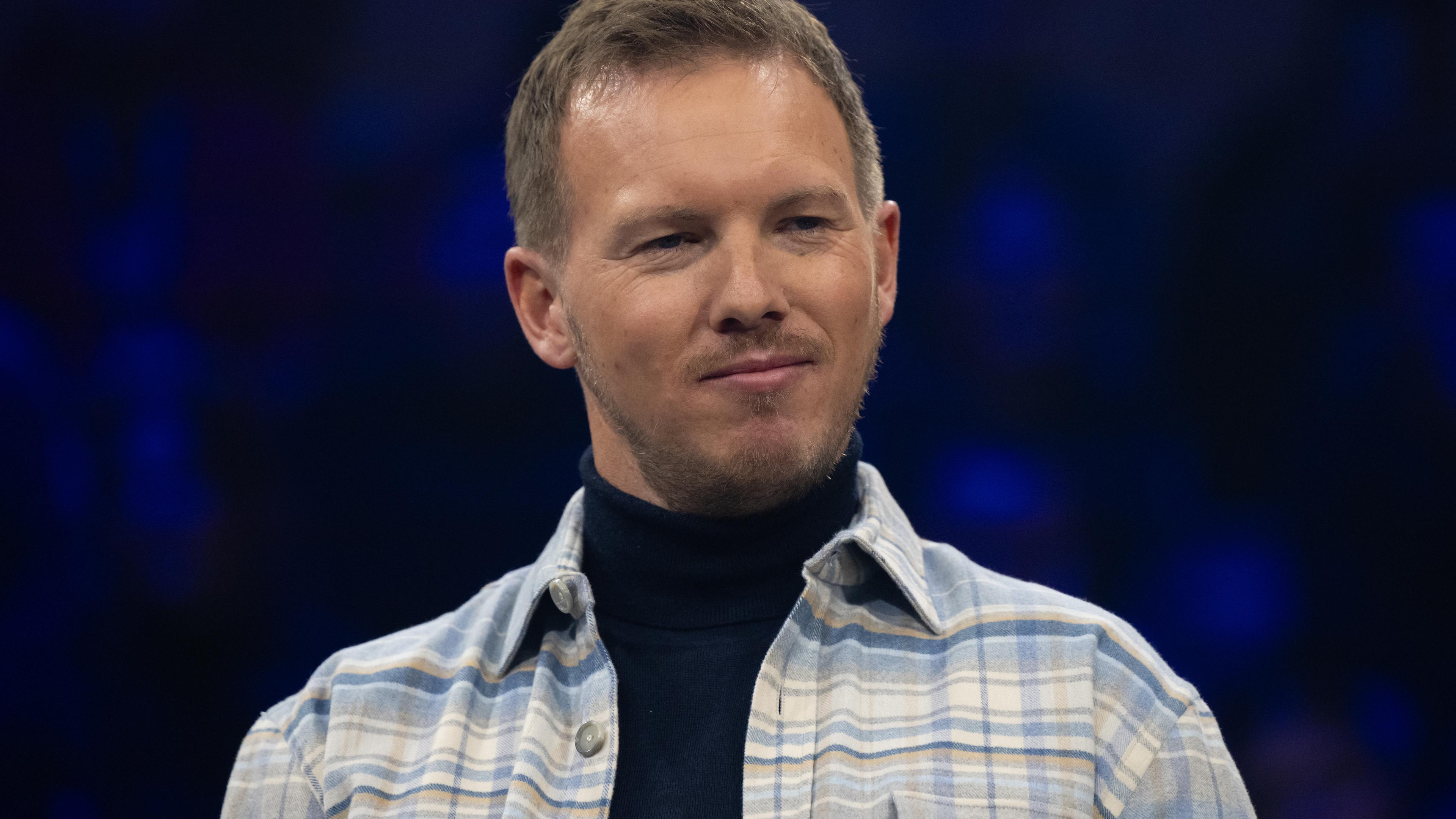 Julian Nagelsmann, Fußball-Bundestrainer, steht im Rahmen der Sportmesse ISPO auf einer Bühne. 