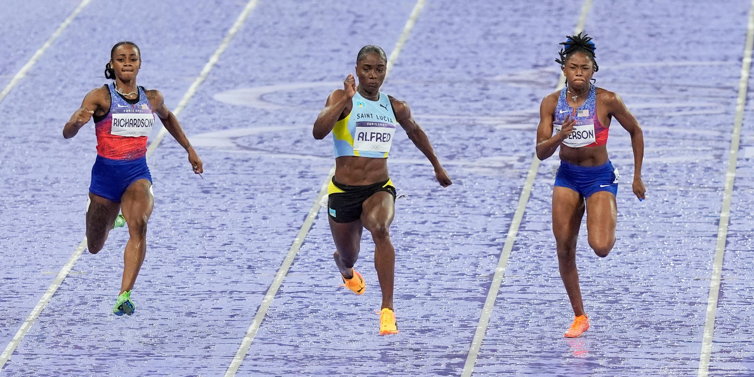 Julien Alfred  aus St. Lucia überquert die Ziellinie im 100-Meter-Finale der Frauen.