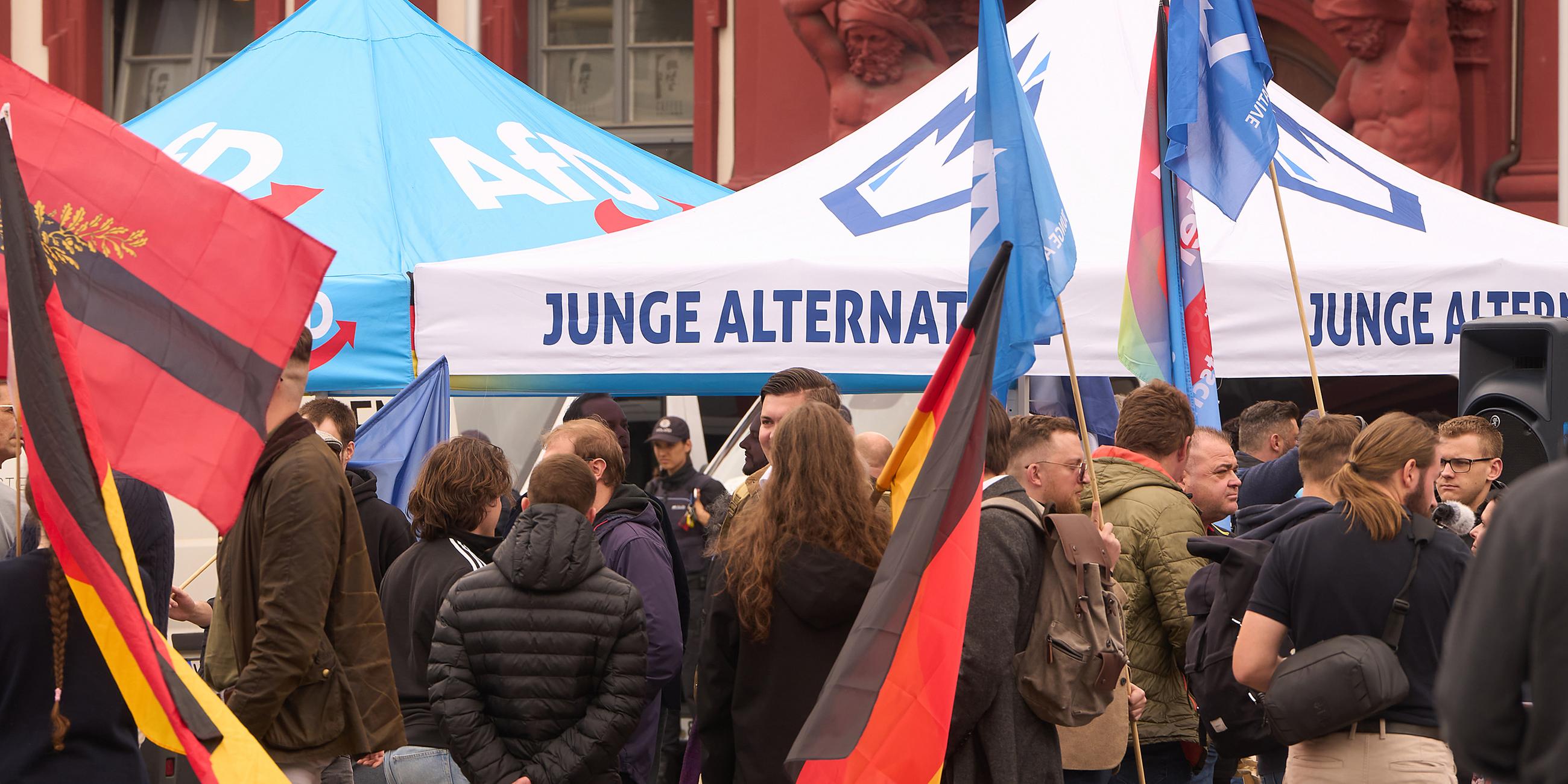 Nach der Messerattacke in Mannheim demonstrieren Anhänger der AfD und rechter Gruppierungen gegen eine Kundgebung von Bürgern gegen Extremismus und Gewalt