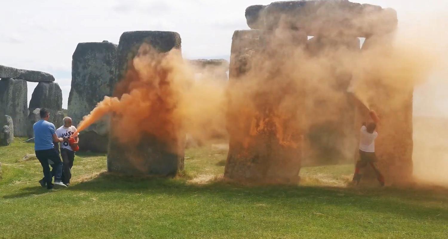 Just Stop Oil-Demonstranten versprühen orangefarbene Substanz auf Stonehenge. 