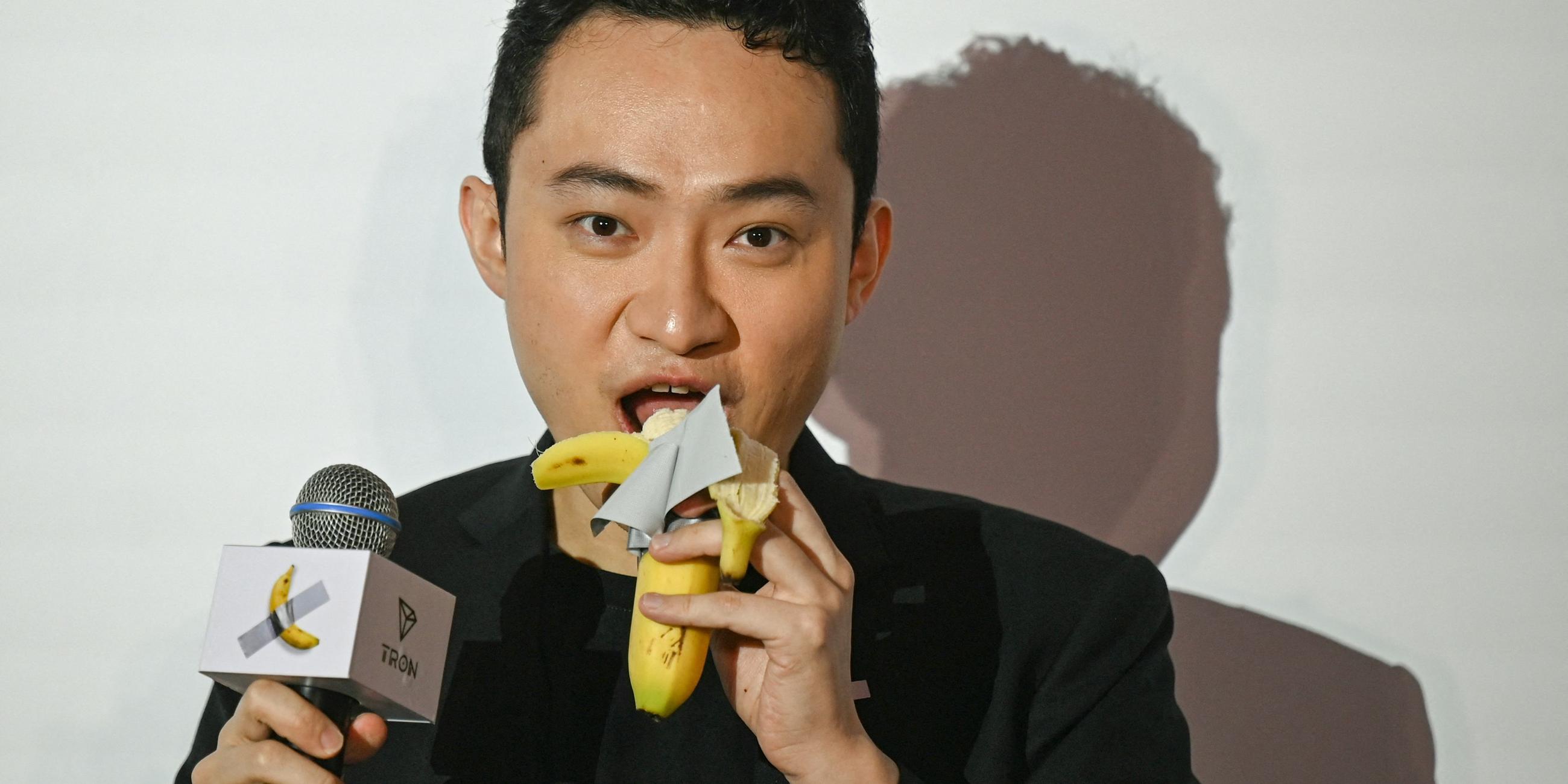 Der in China geborene Krypto-Gründer Justin Sun isst in Hongkong ein Bananenkunstwerk