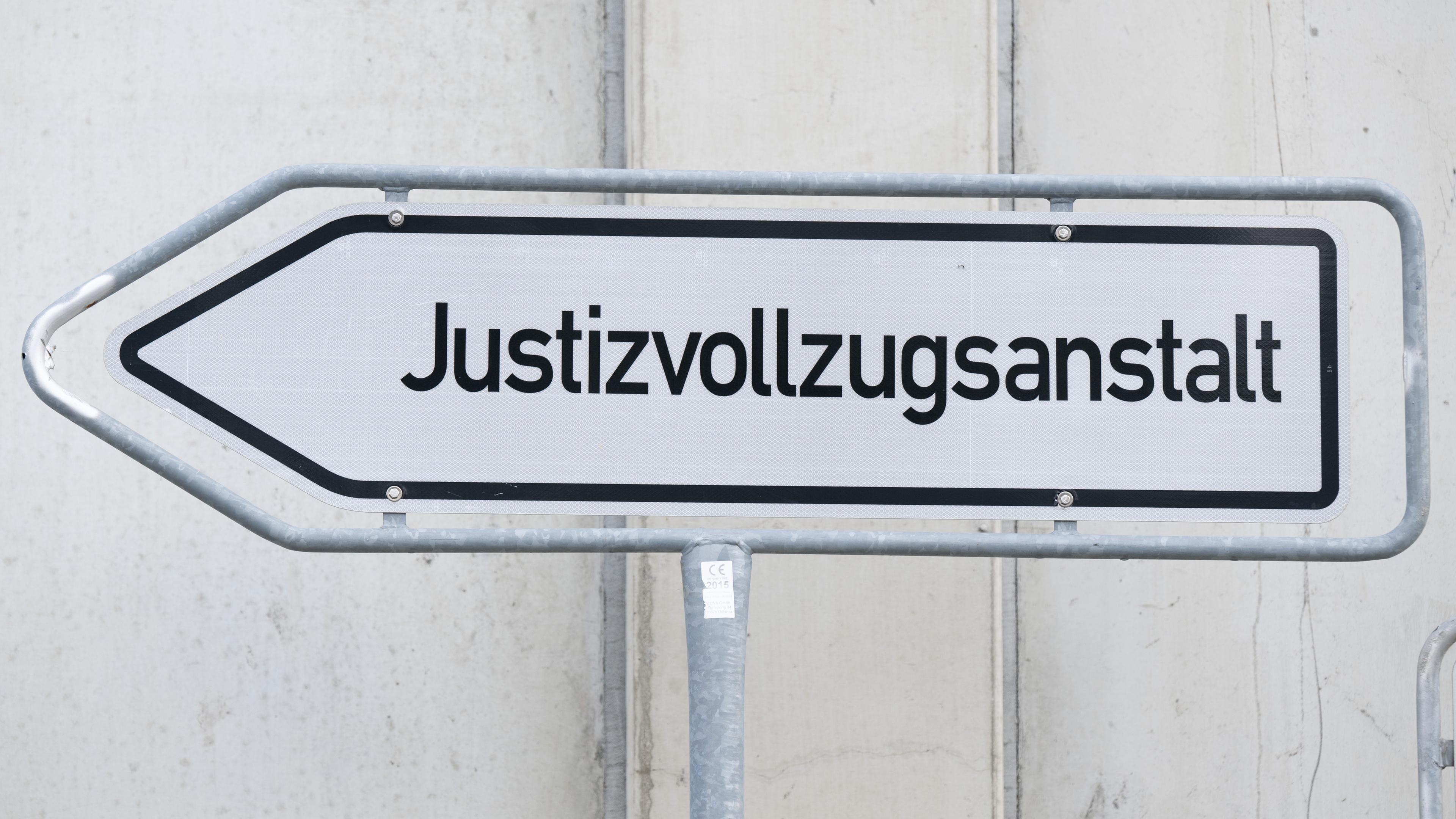 Schild einer Justizvollzugsanstalt.