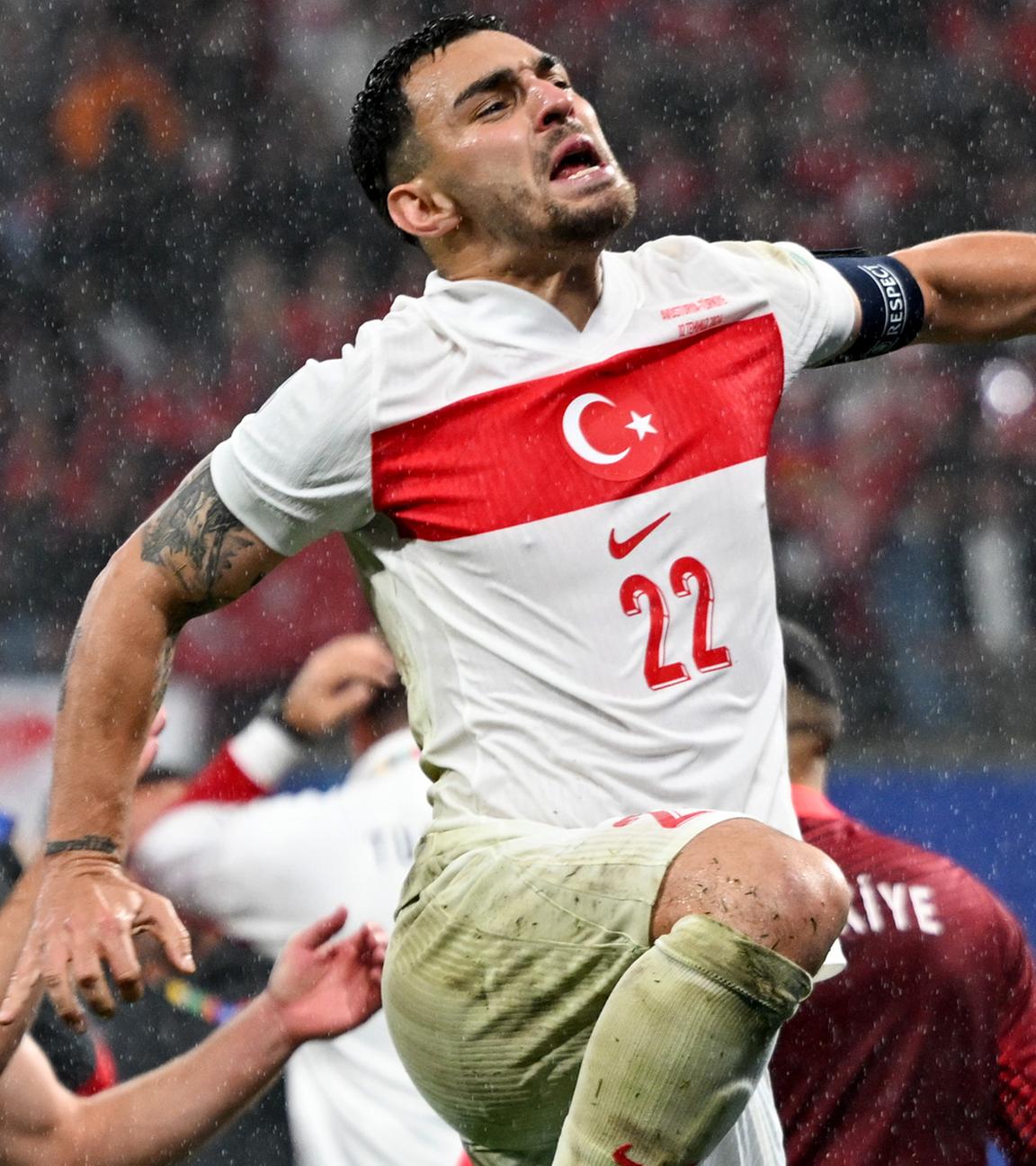 Kaan Ayhan von der Türkei feiert den Sieg.