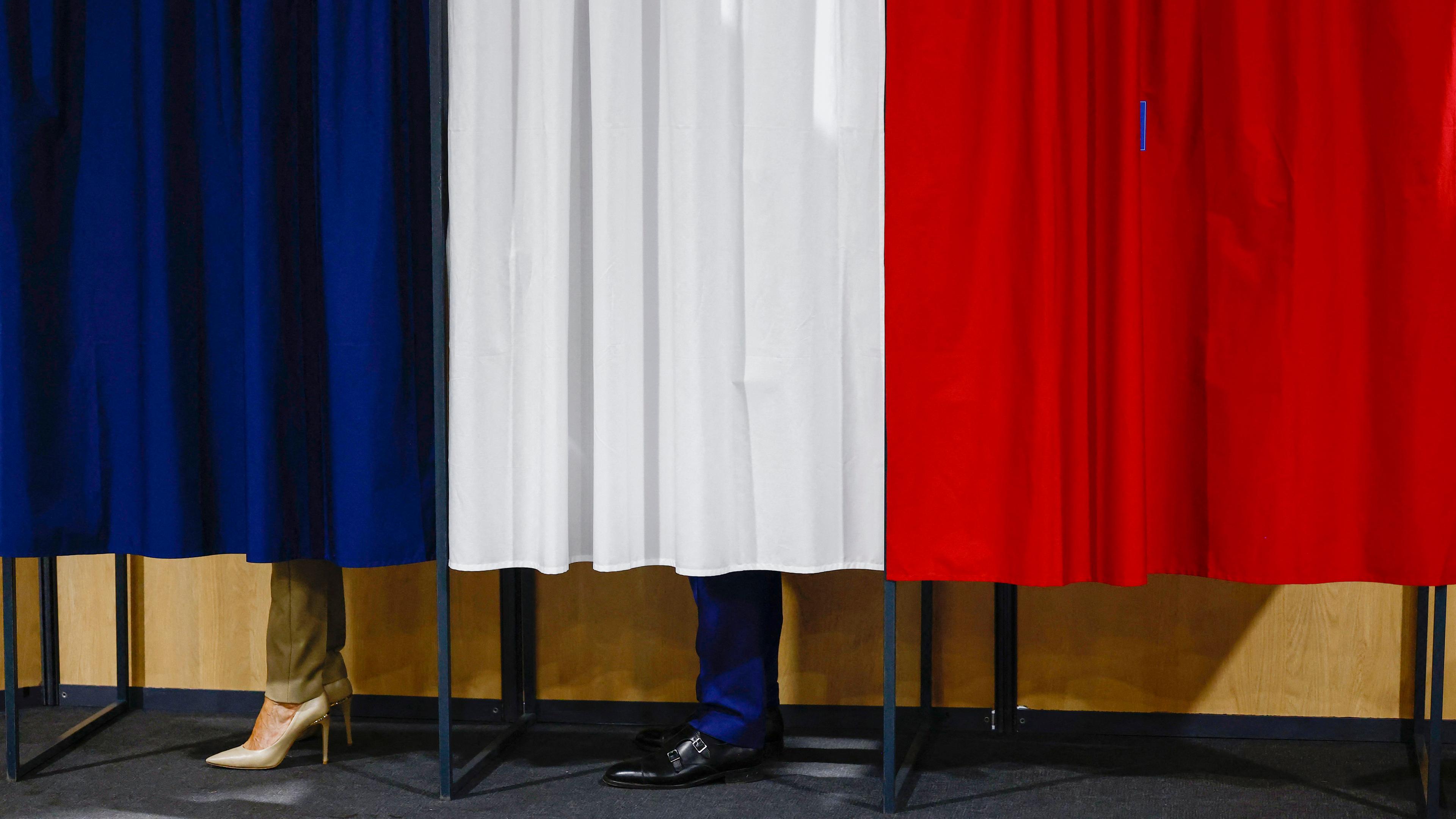 Wahlkabine: Parlamentswahl in Frankreich
