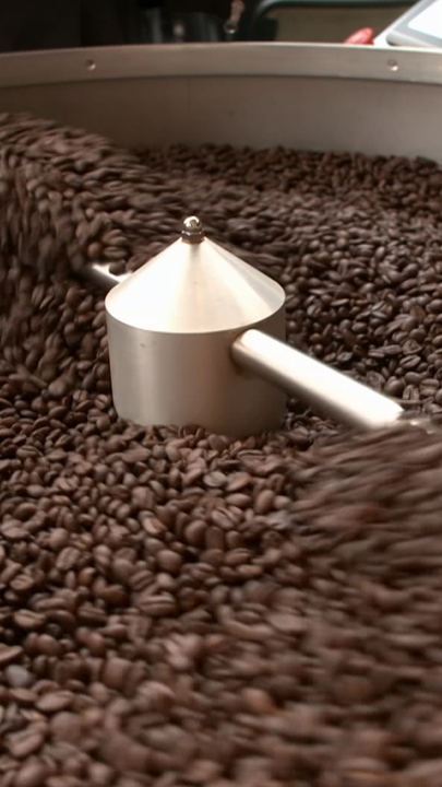 Kaffeebohnen werden verarbeitet.