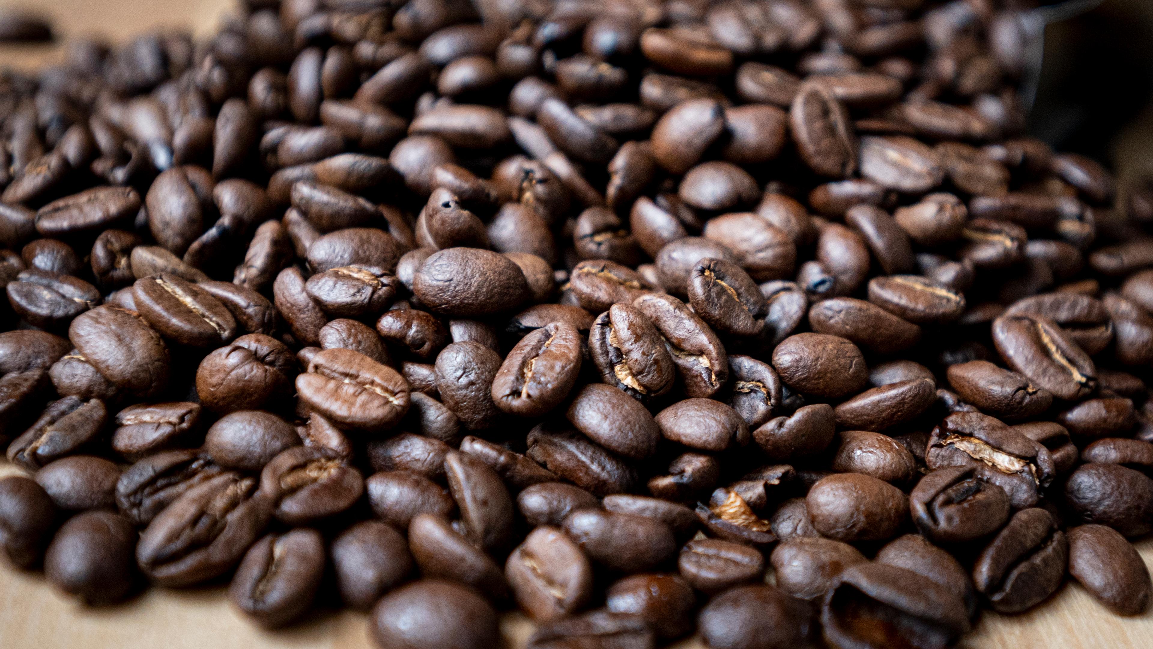 Berlin: Geröstete Kaffeebohnen liegen auf einem Tisch.