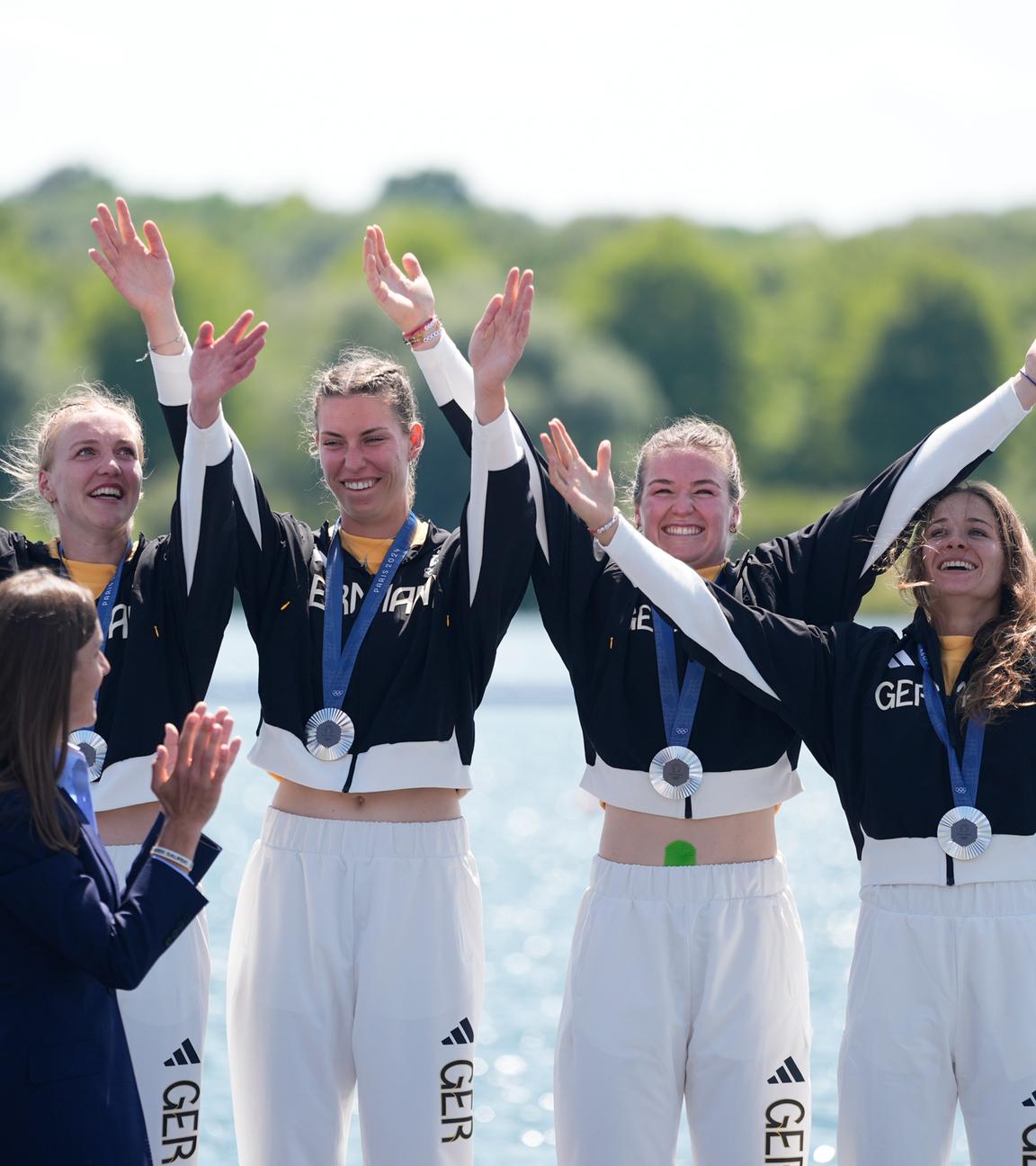 Sarah Bruessler, Jule Marie Hake, Pauline Jagsch und Paulina Paszek feiern ihren zweiten Platz.