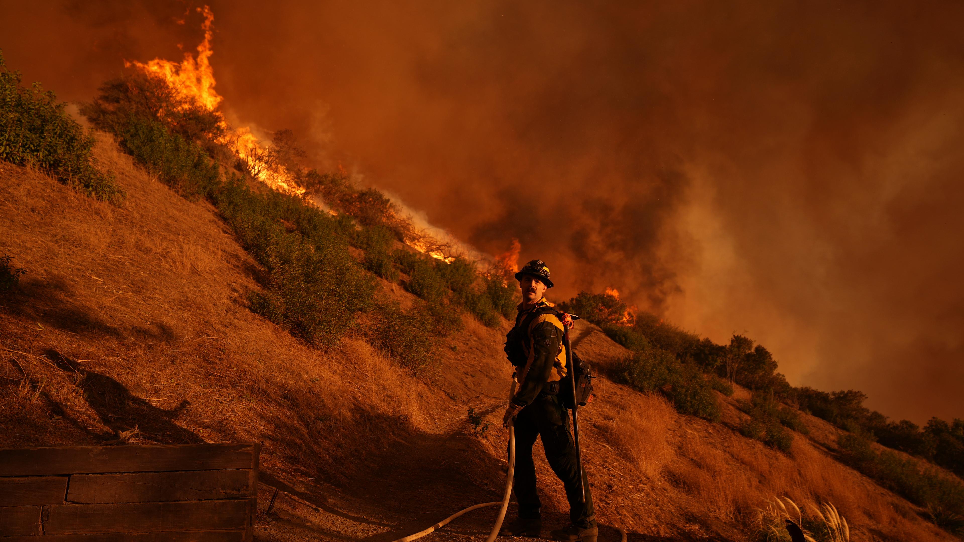  Ein Feuerwehrmann bekämpft das Palisades-Feuer im Mandeville Canyon.