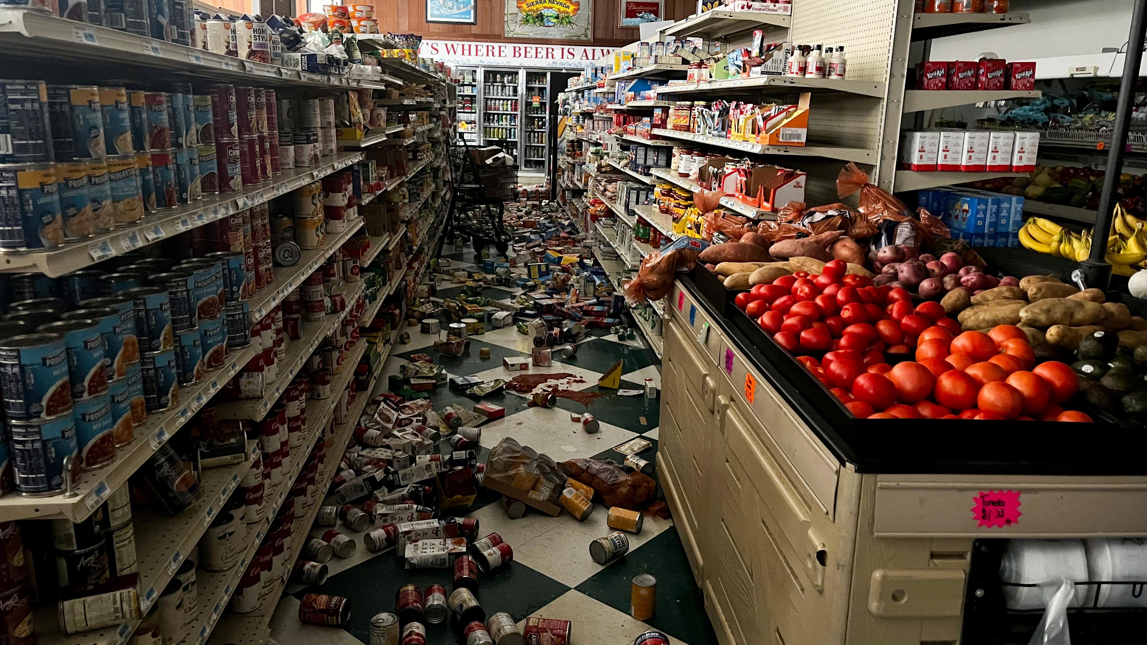 Nach einem Erdbeben der Stärke 7 in Nordkalifornien liegen in einem Supermarkt in Scotia Getränke und Lebensmittel auf dem Boden.