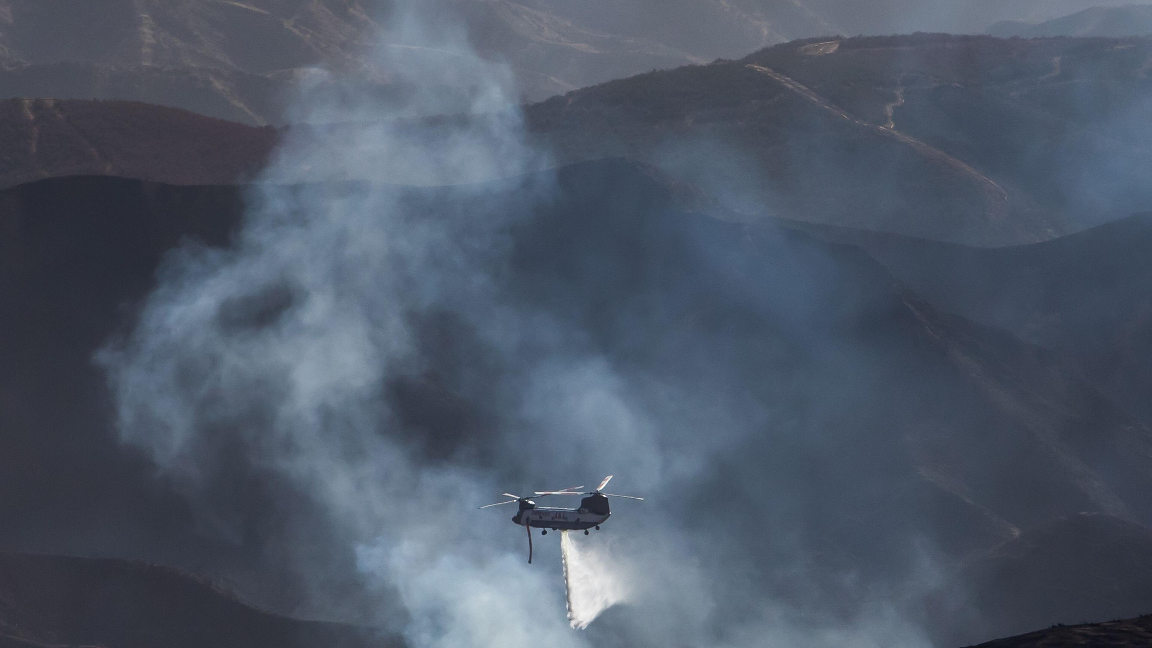 In Kalifornien, nördlich von Los Angeles kämpfen Einsatzkräfte gegen einen schweren Waldbrand. 