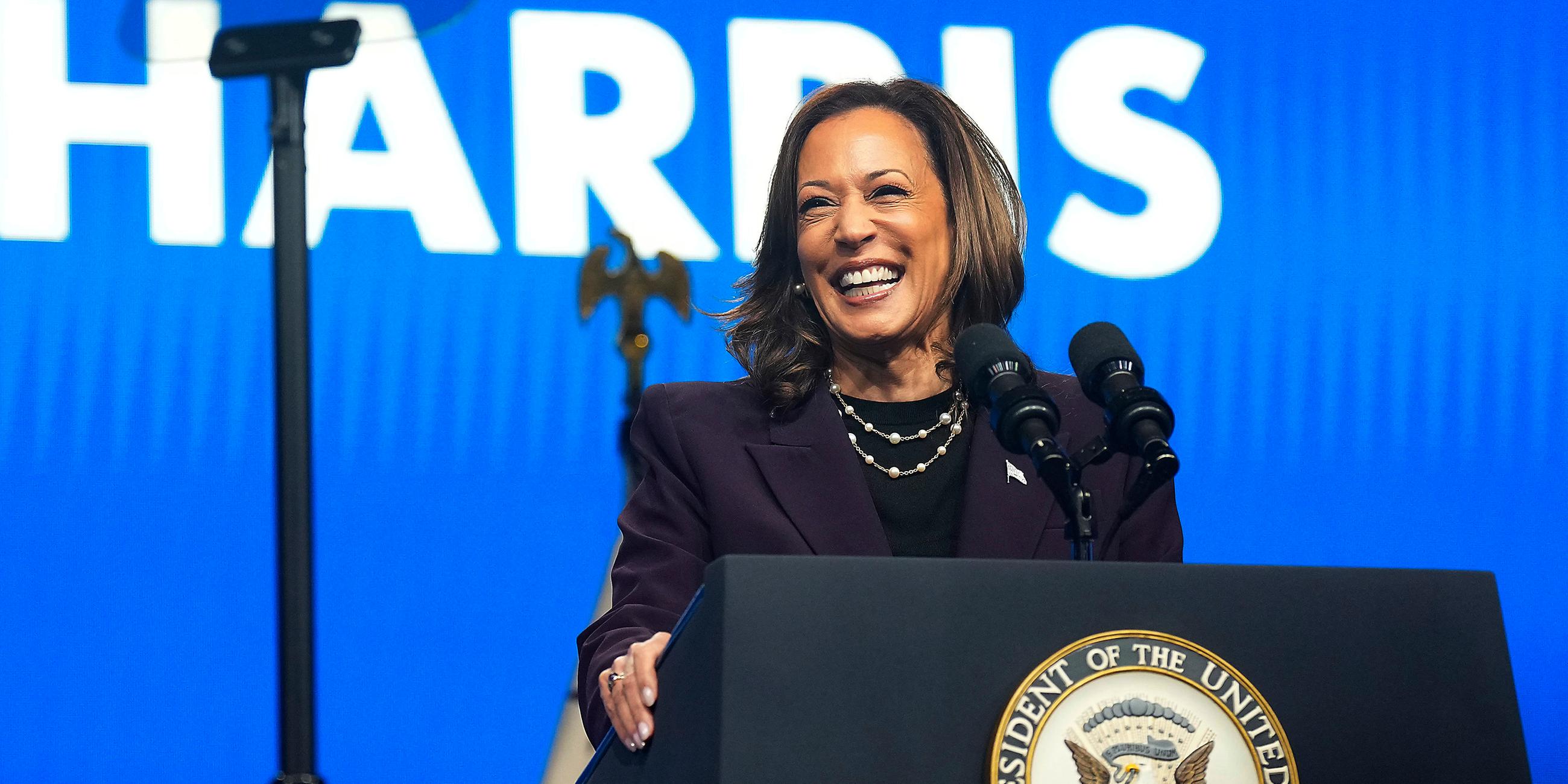 Kamala Harris begrüßt eine Person mit Handschlag am 30.07.2024