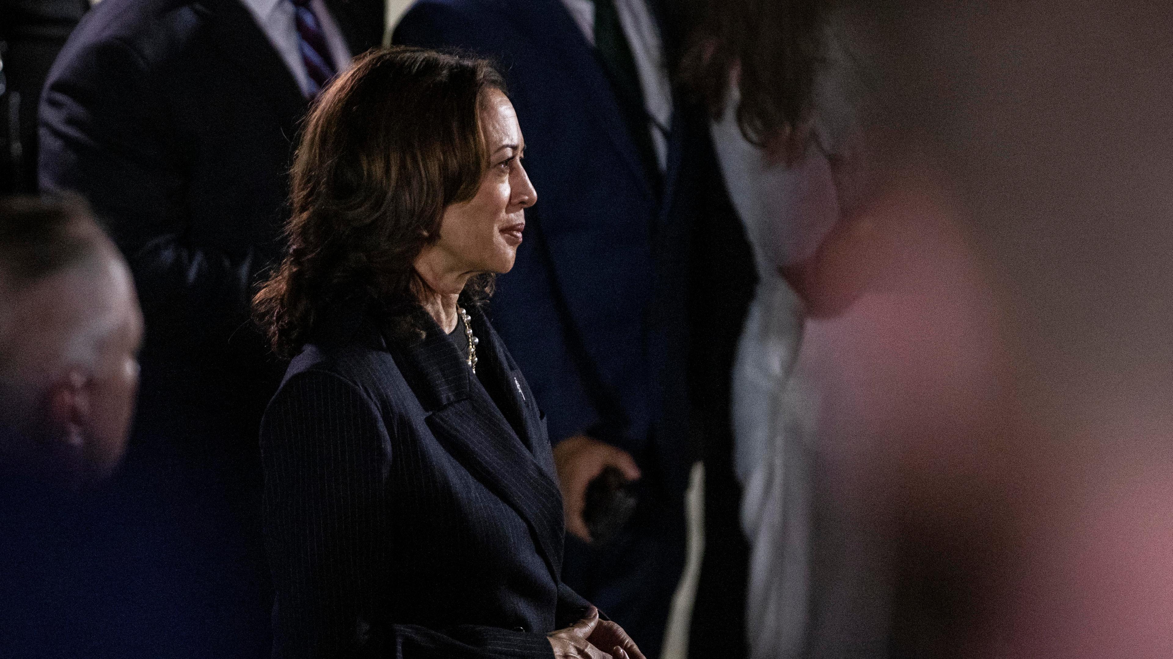 Kamala Harris spricht zu Reportern, nachdem sie Evan Gershkovich, Paul Whelan und Alsu Kurmasheva nach ihrer Rückkehr in die Vereinigten Staaten auf der Joint Base Andrews am 01.08.2024 in Maryland begrüßt hat.