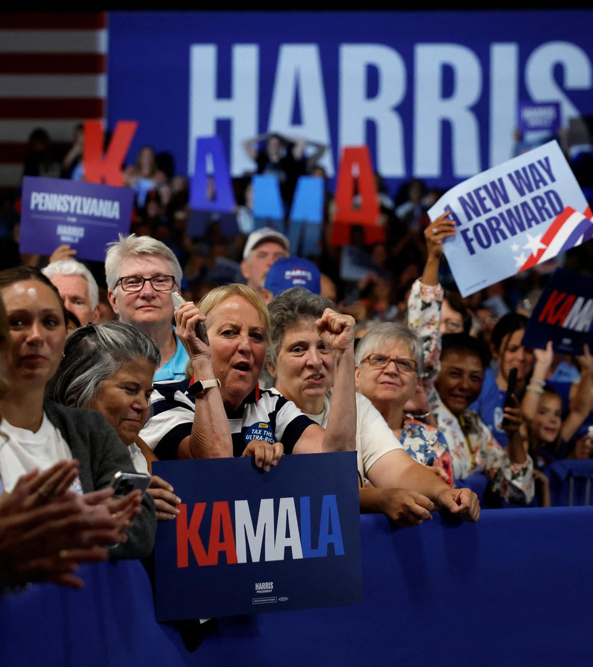 Publikum bei einer Wahlkampfveranstaltung von Kamala Harris.