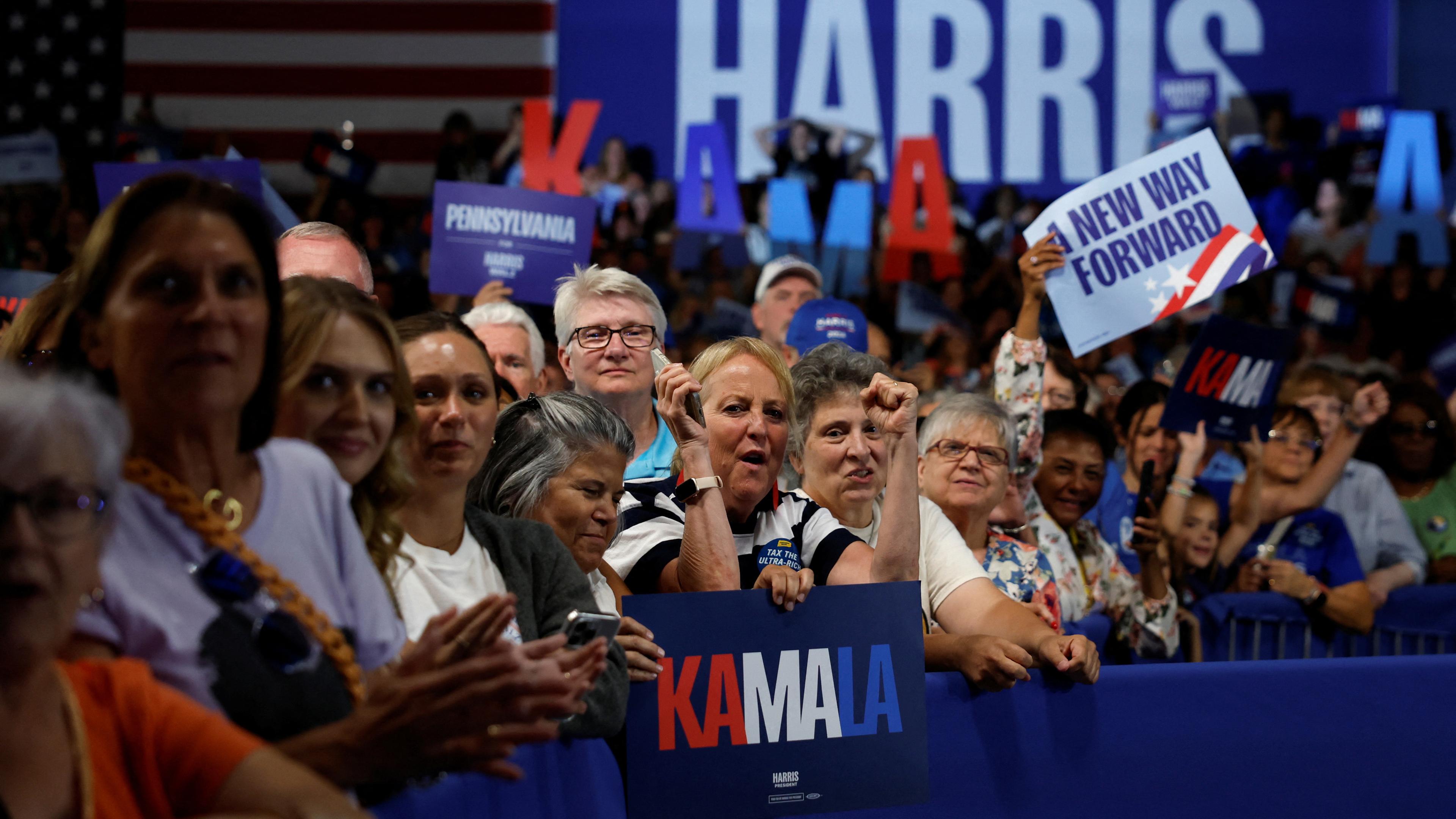 Publikum bei einer Wahlkampfveranstaltung von Kamala Harris.