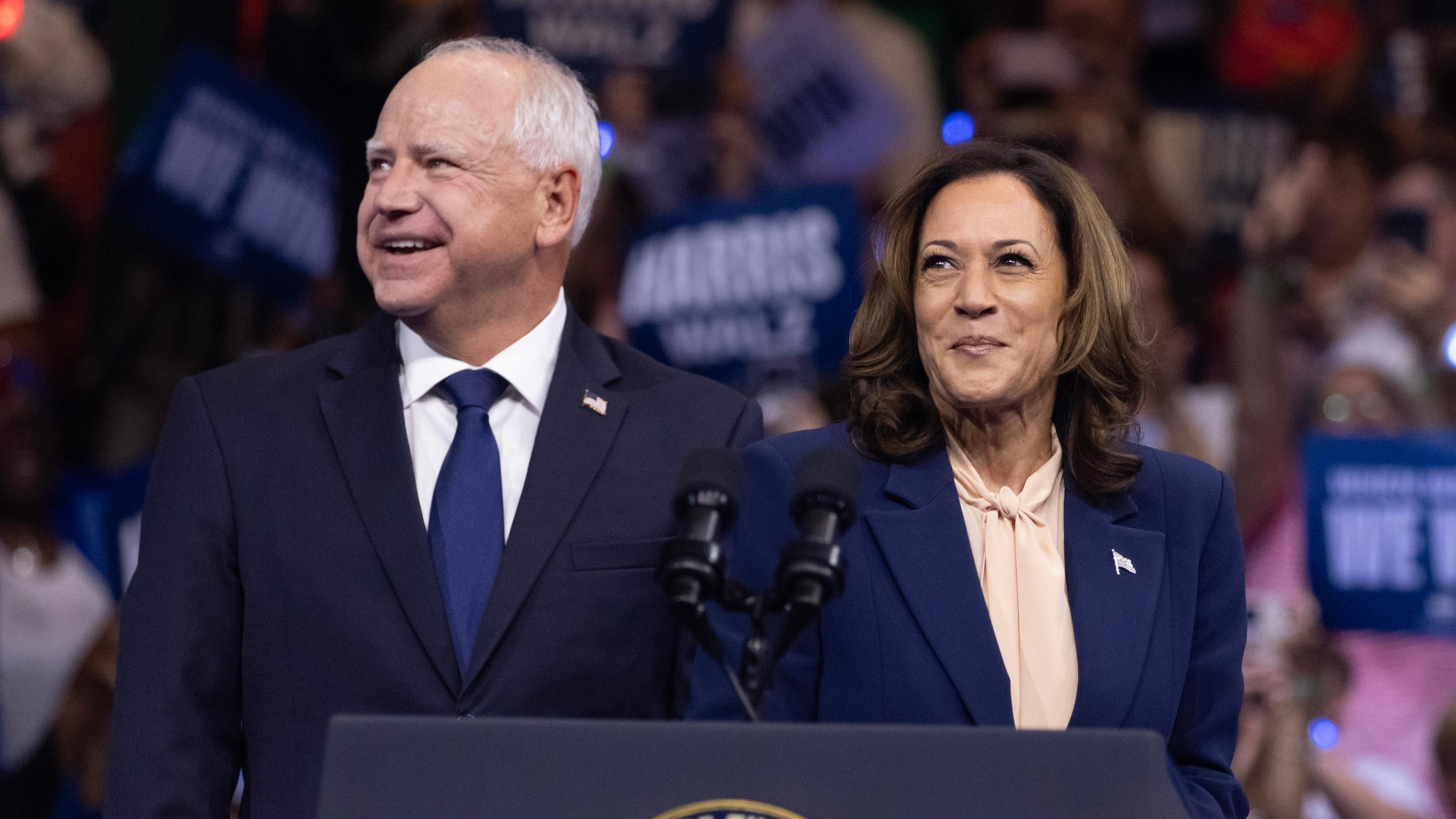 Kamala Harris und Tim Walz bei ihrem ersten gemeinsamen Auftitt in Philadelphia.