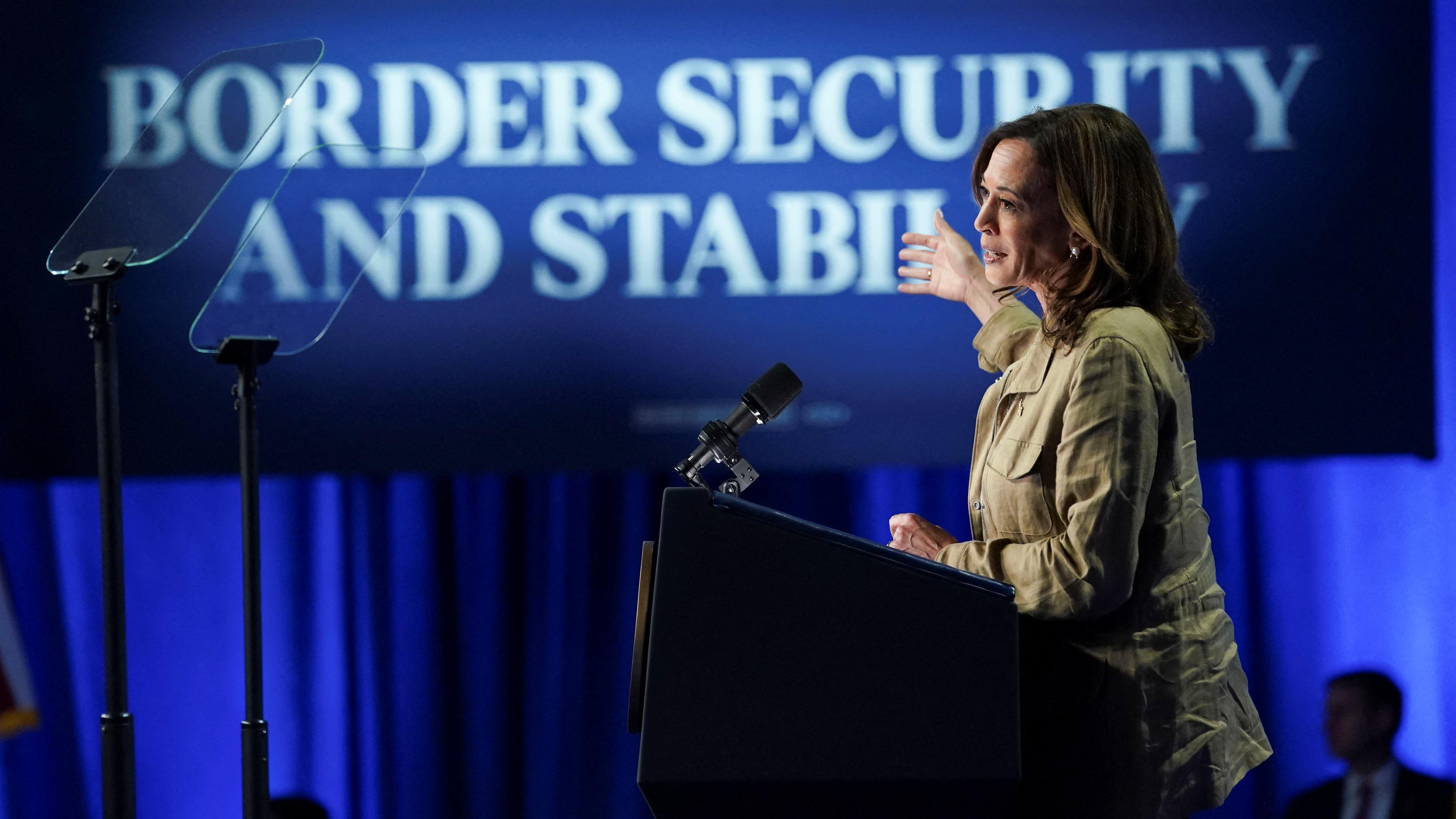 Kamala Harris spricht in Douglas, Arizona an der US-Grenze zu Mexiko über Reformen des Einwanderungsrechts.