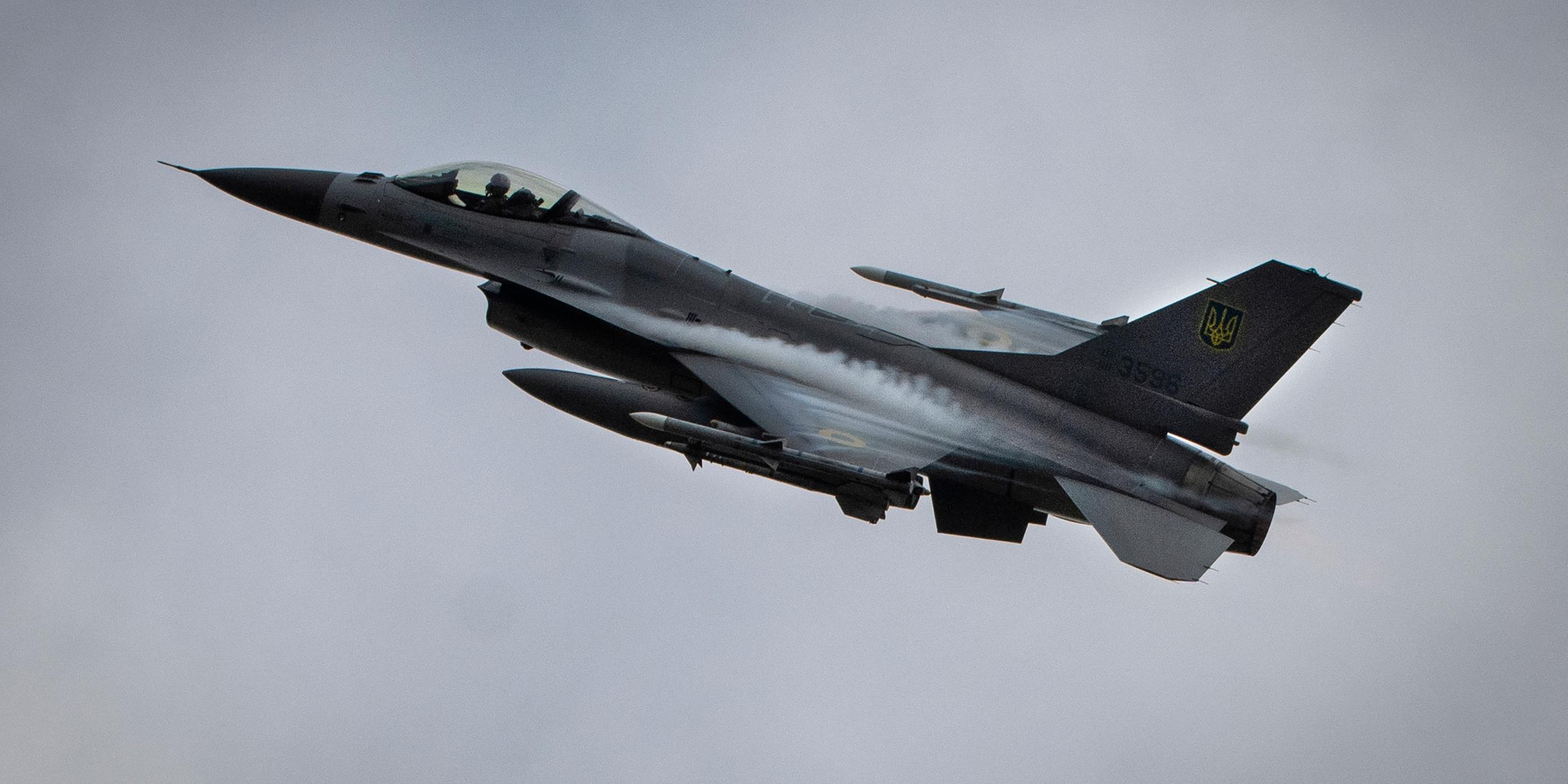 Ein F-16-Kampfjet der ukrainischen Luftwaffe im Flug.