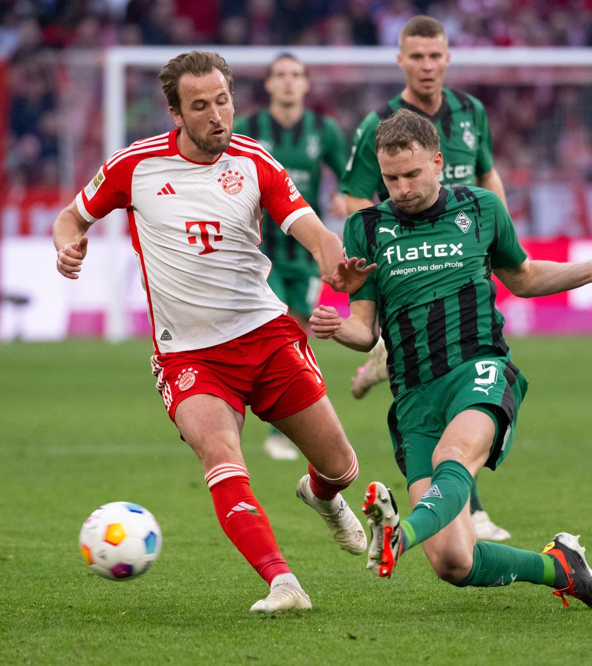 Bayerns Harry Kane und Gladbachs Marvin Friedrich im Zweikampf um den Ball