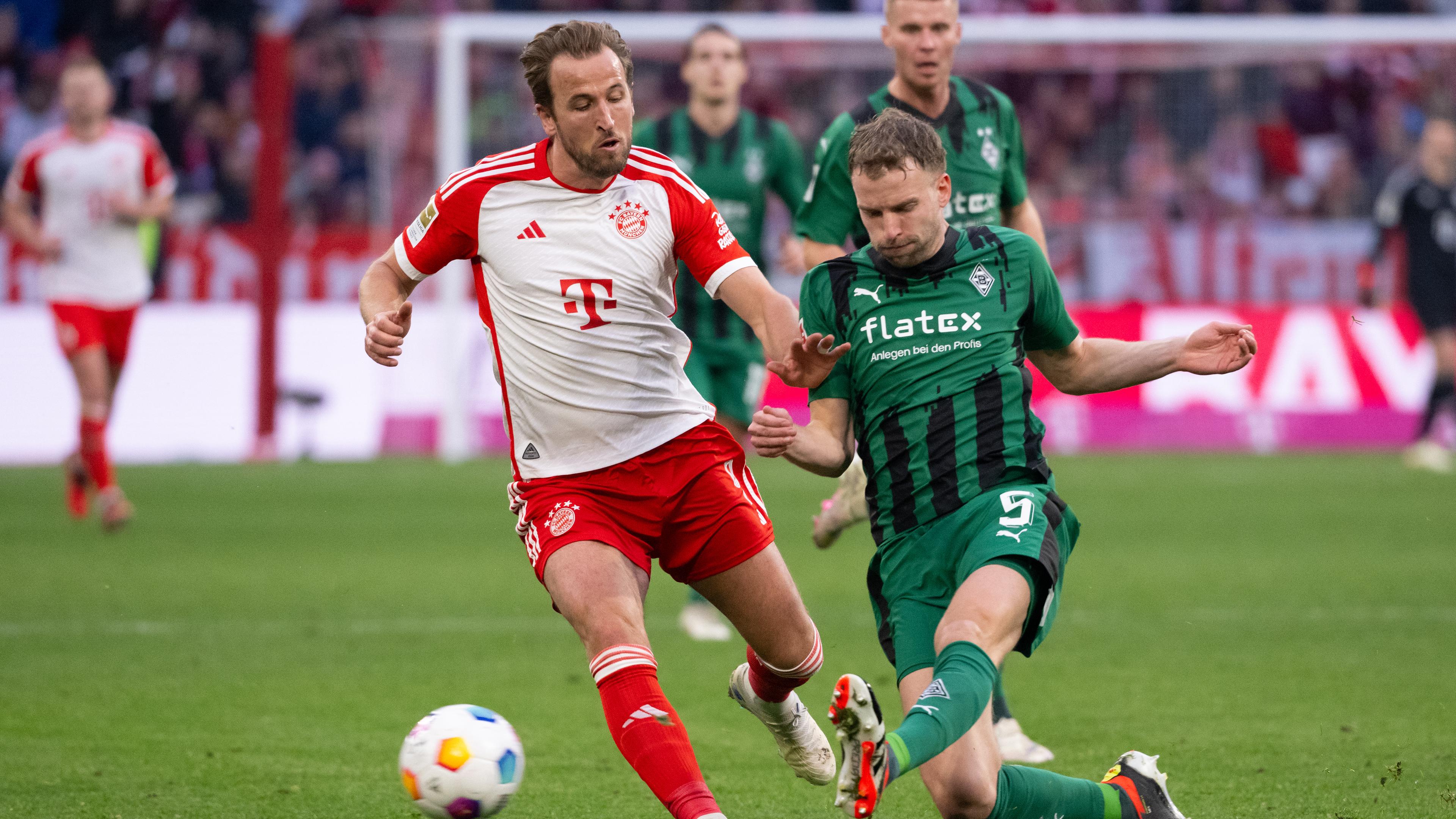 Bayerns Harry Kane und Gladbachs Marvin Friedrich im Zweikampf um den Ball