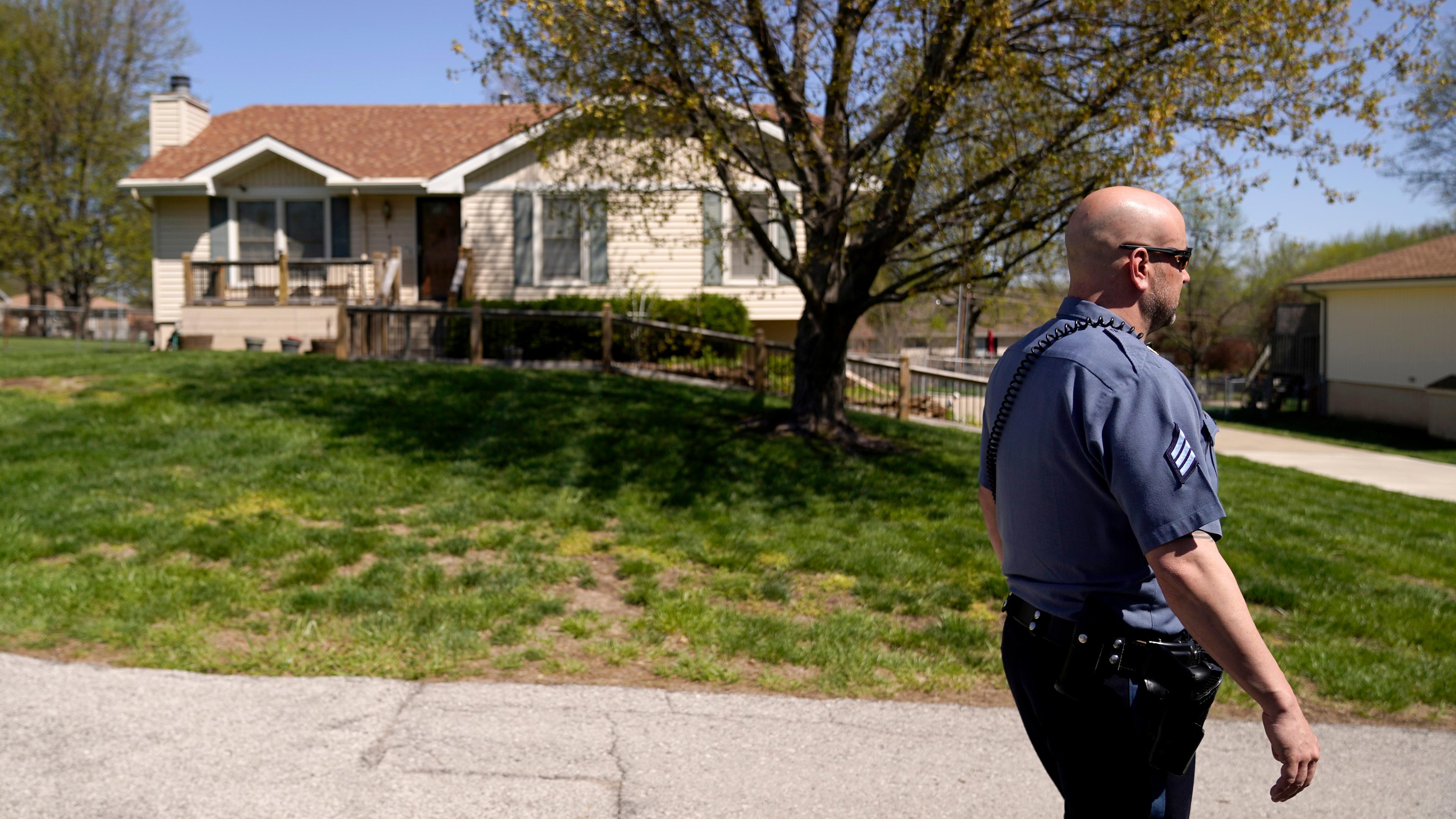 Ein Polizeibeamter geht am Montag an dem Haus vorbei, wo der 16-jährige Ralph Yarl am Donnerstag erschossen wurde, aufgenommen am 17.04.2023 in USA