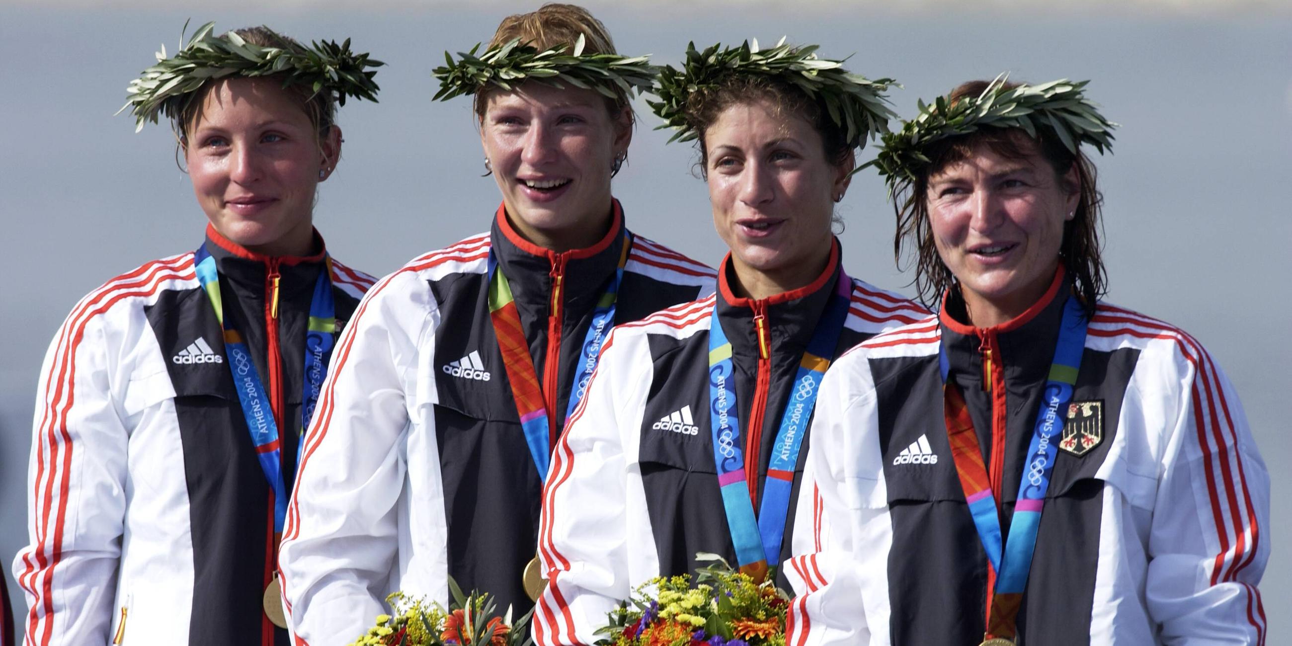 Der Kanu- vierer der Frauen gewinnt Gold bei den olympischen Spielen in Athen