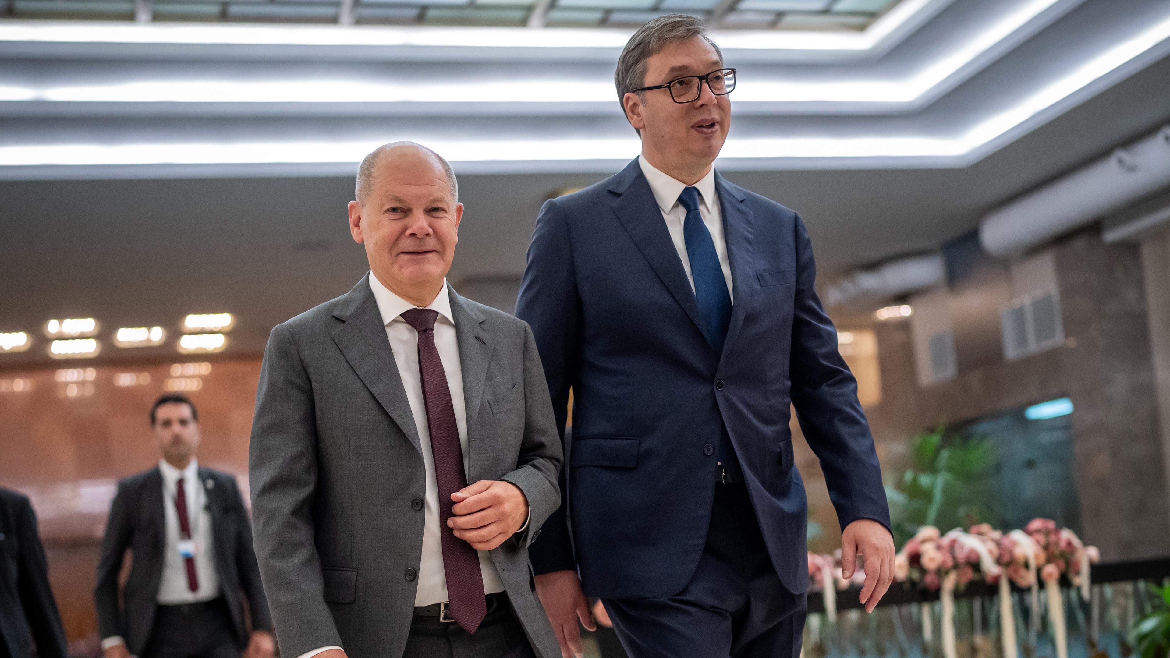 Bundeskanzler Olaf Scholz (l,SPD), geht neben Aleksandar Vucic, Präsident von Serbien, zu einem Gipfeltreffen zu kritischen Rohstoffen.