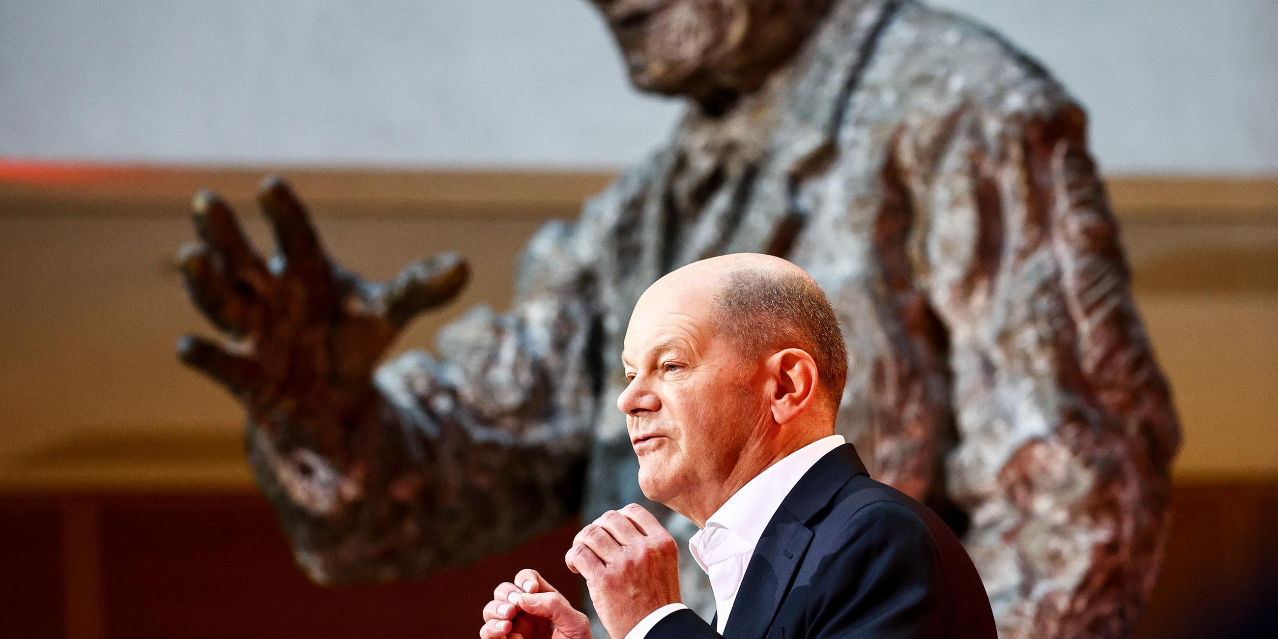 SPD-Kanzlerkandidat Olaf Scholz hält eine Rede auf der "Wahlsiegkonferenz". 