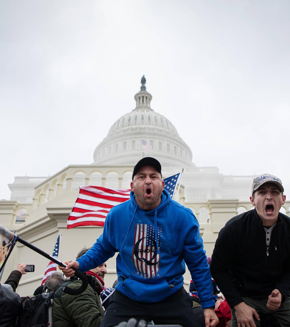 Trump-Anhänger vor dem Kapitol mit QAnon-Pullover.