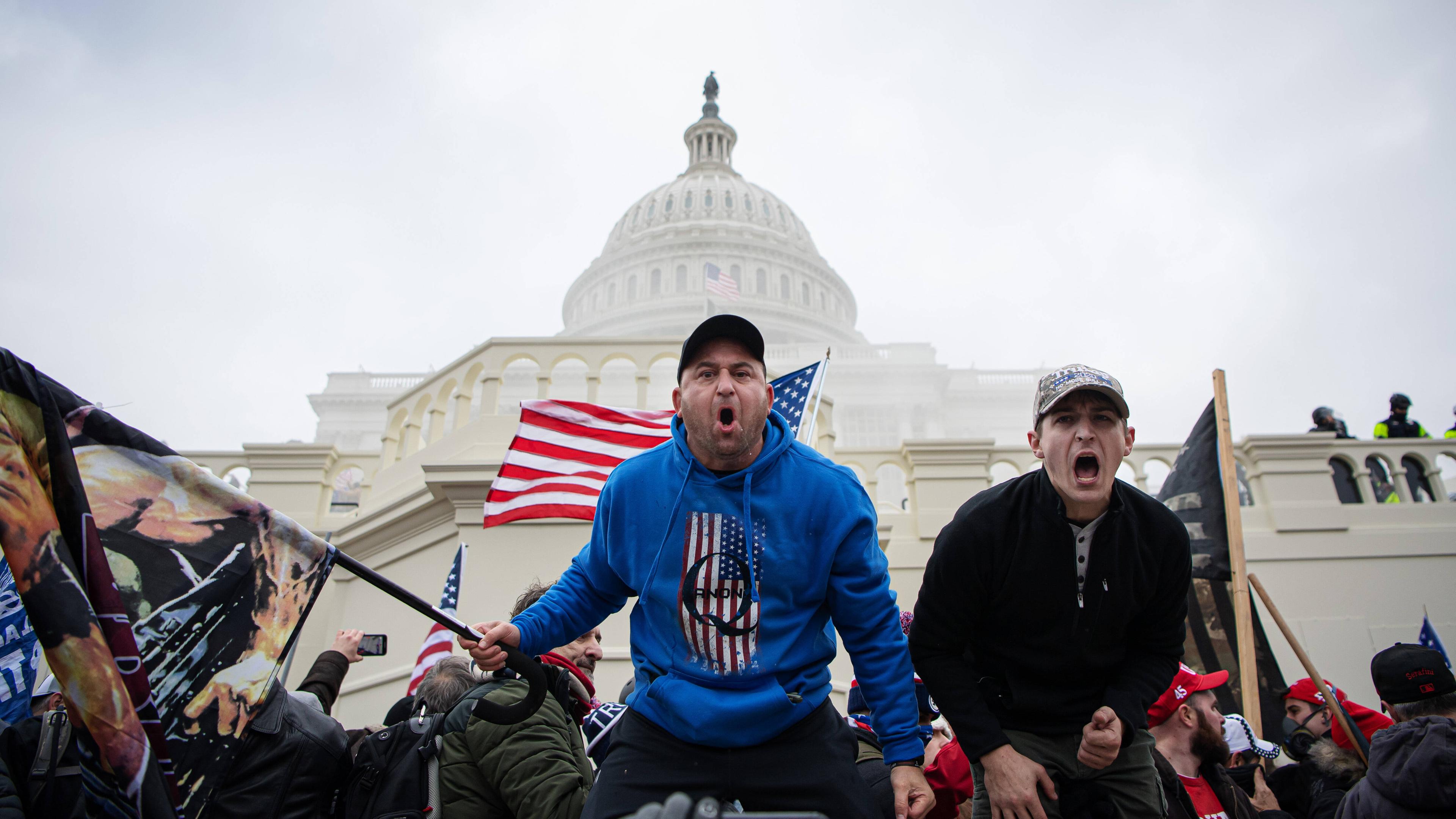 Trump-Anhänger vor dem Kapitol mit QAnon-Pullover.