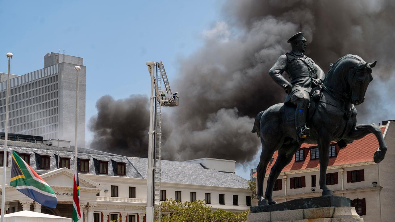 Kapstadt: Parlament durch Feuer zerstört