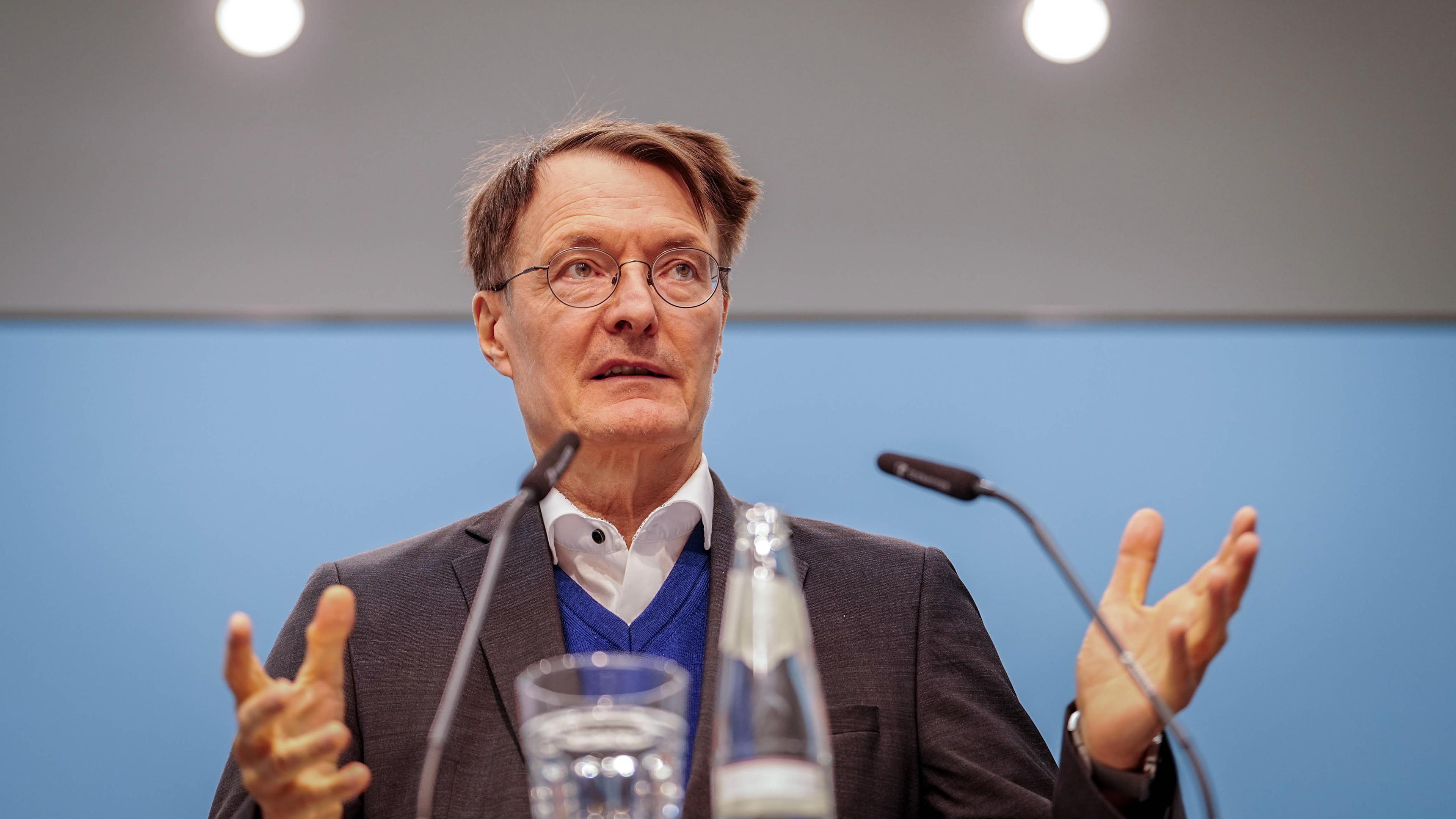 Bundesgesundheitsminister Karl Lauterbach bei einer Pressekonferenz zur Pflegeversicherung