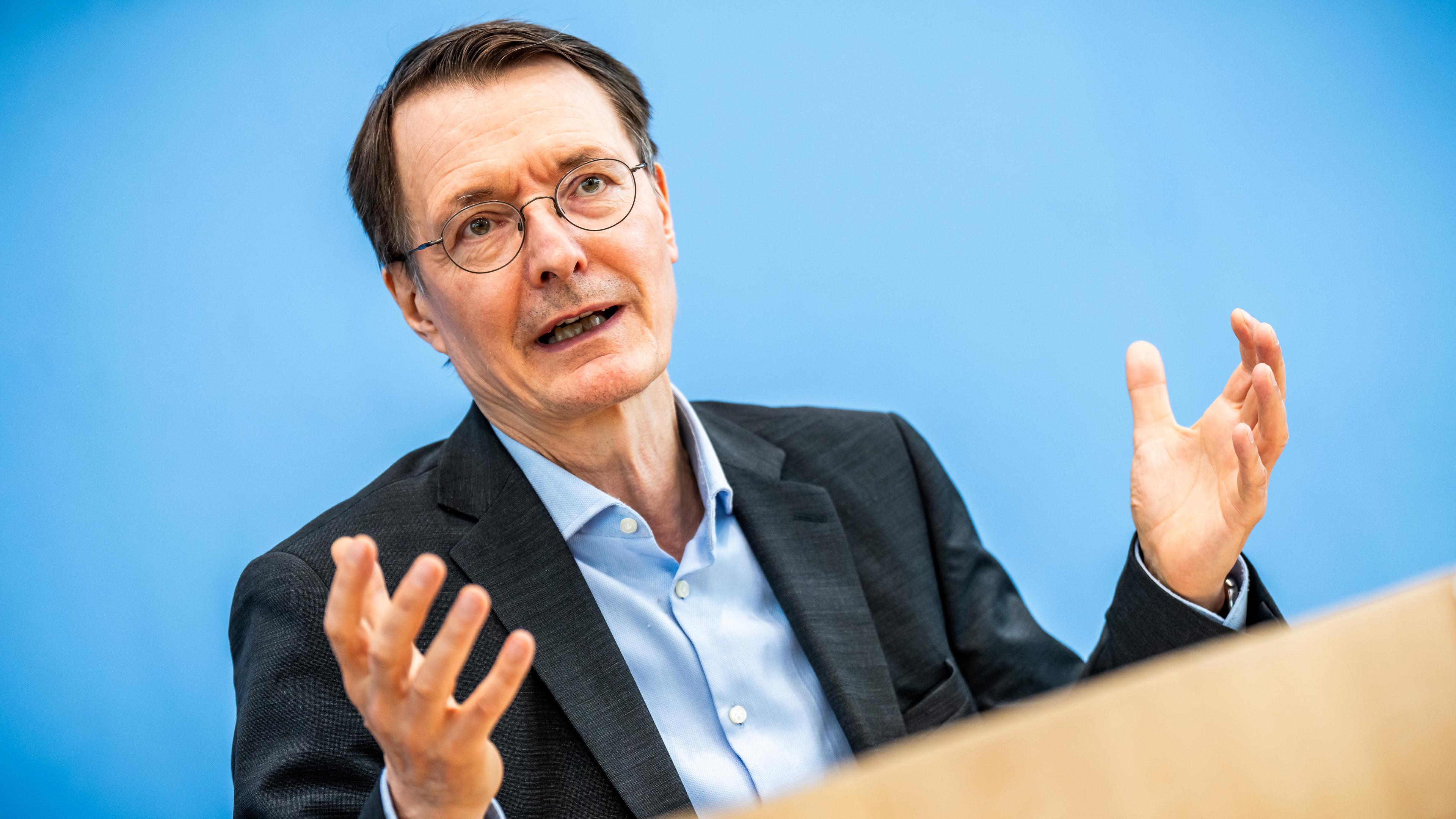 Karl Lauterbach (SPD), Bundesminister für Gesundheit, spricht bei einer Pressekonferenz.