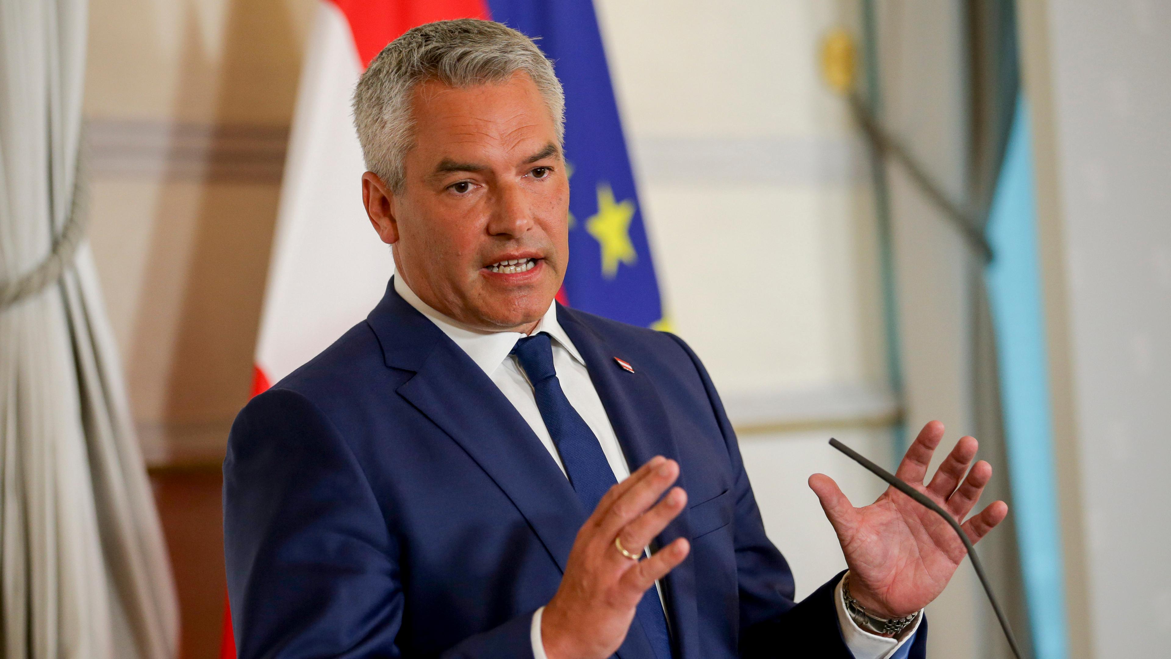 Der Bundeskanzler von Österreich Karl Nehammer hält eine Pressekonferenz.