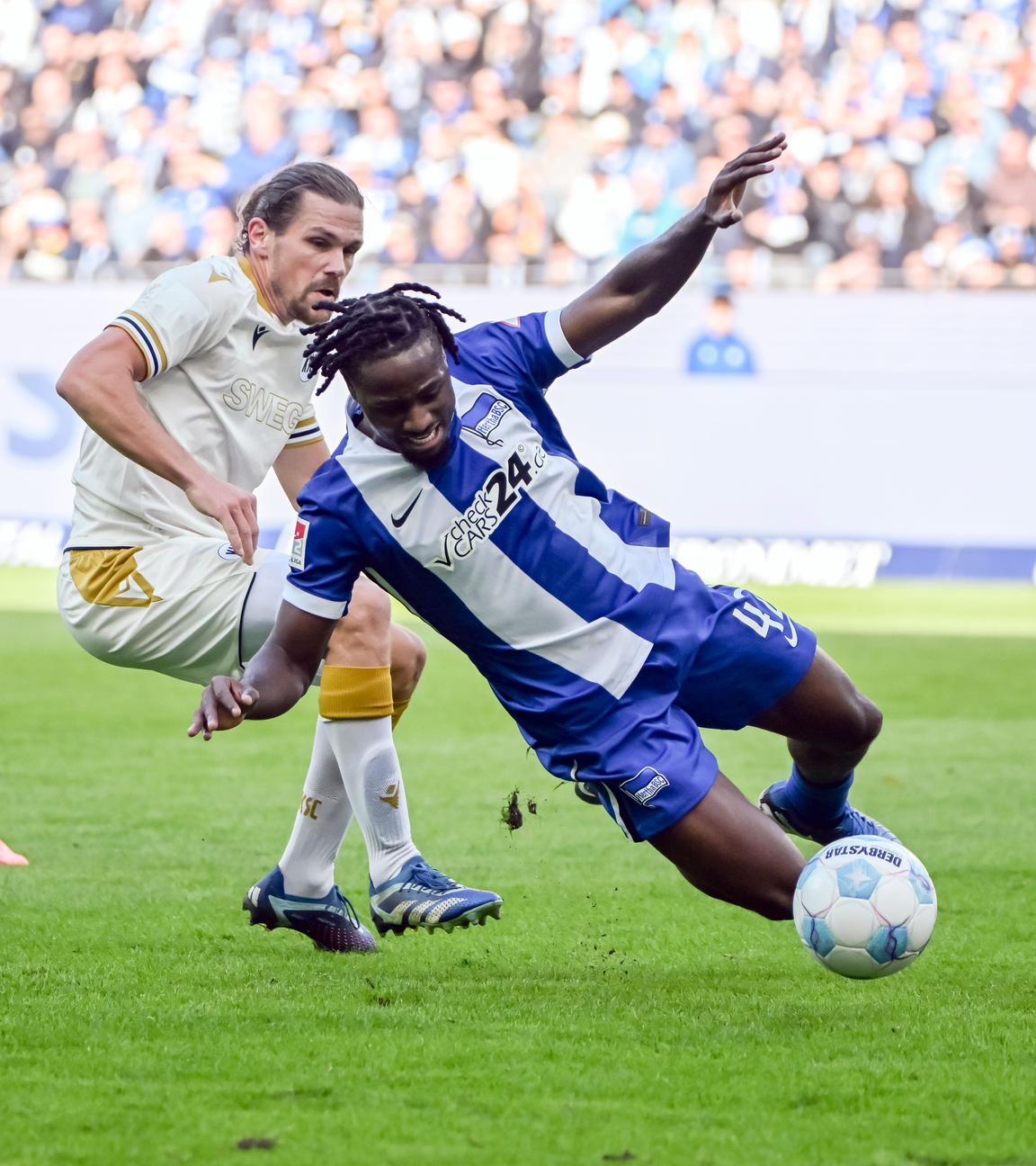 Der Karlsruher Sebastian Jung (l) und der Berliner Deyovaisio Zeefuik kämpfen um den Ball. 