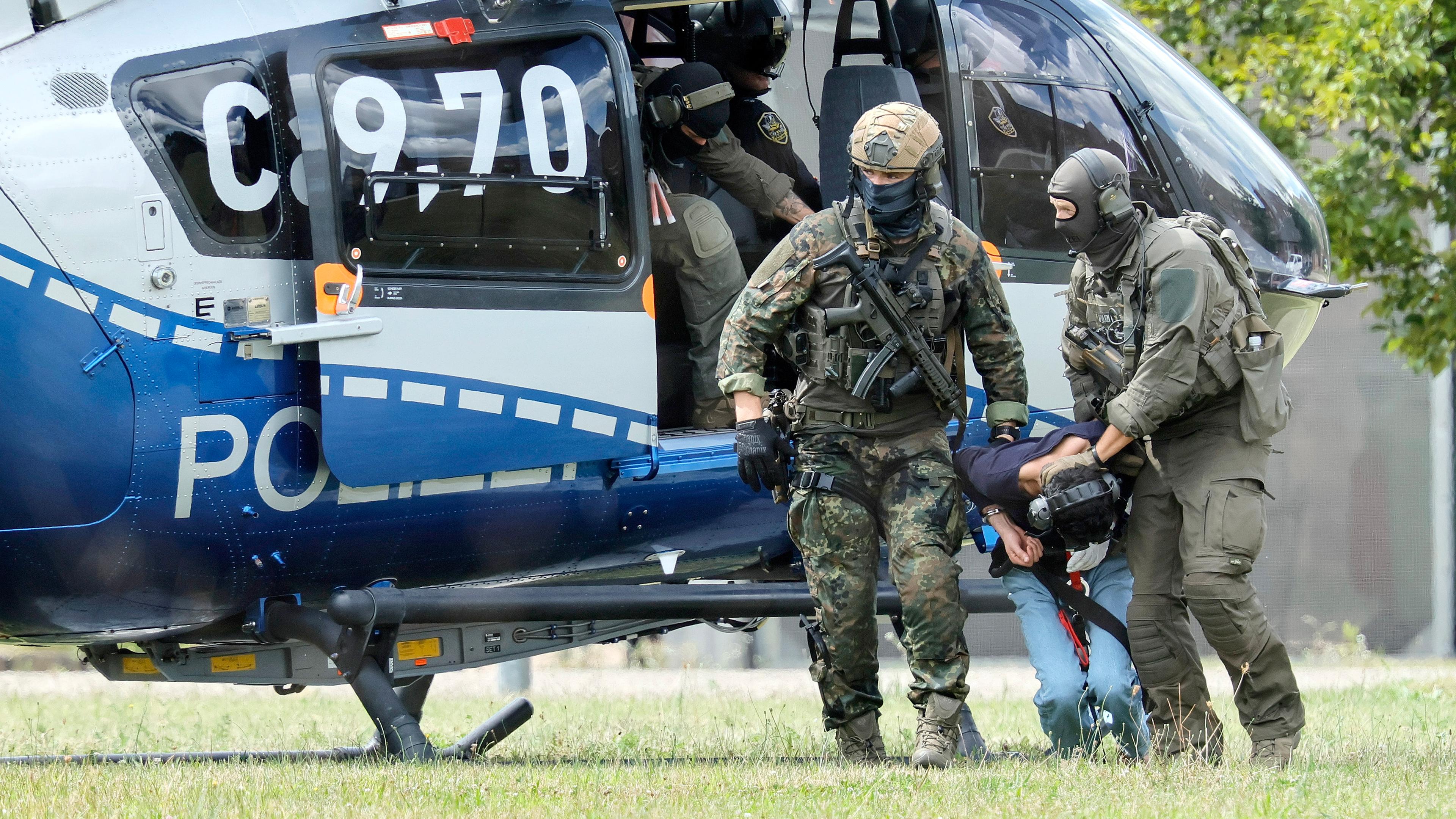 Baden-Württemberg: Verdächtiger im Fall der Messerattacke in Solingen wird aus dem Hubschrauber befördert