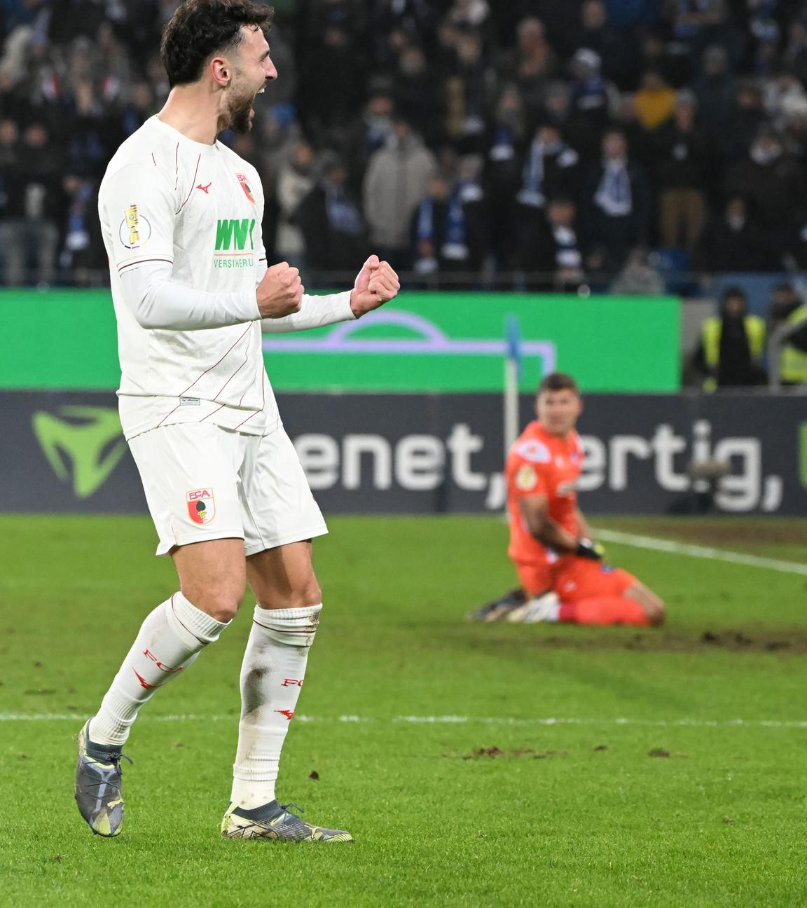 DFB-Pokal, Karlsruher SC - FC Augsburg, Achtelfinale: Der Augsburger Maximilian Bauer bejubelt seinen Siegtreffer zum 5:4 im Elfmeterschiessen.