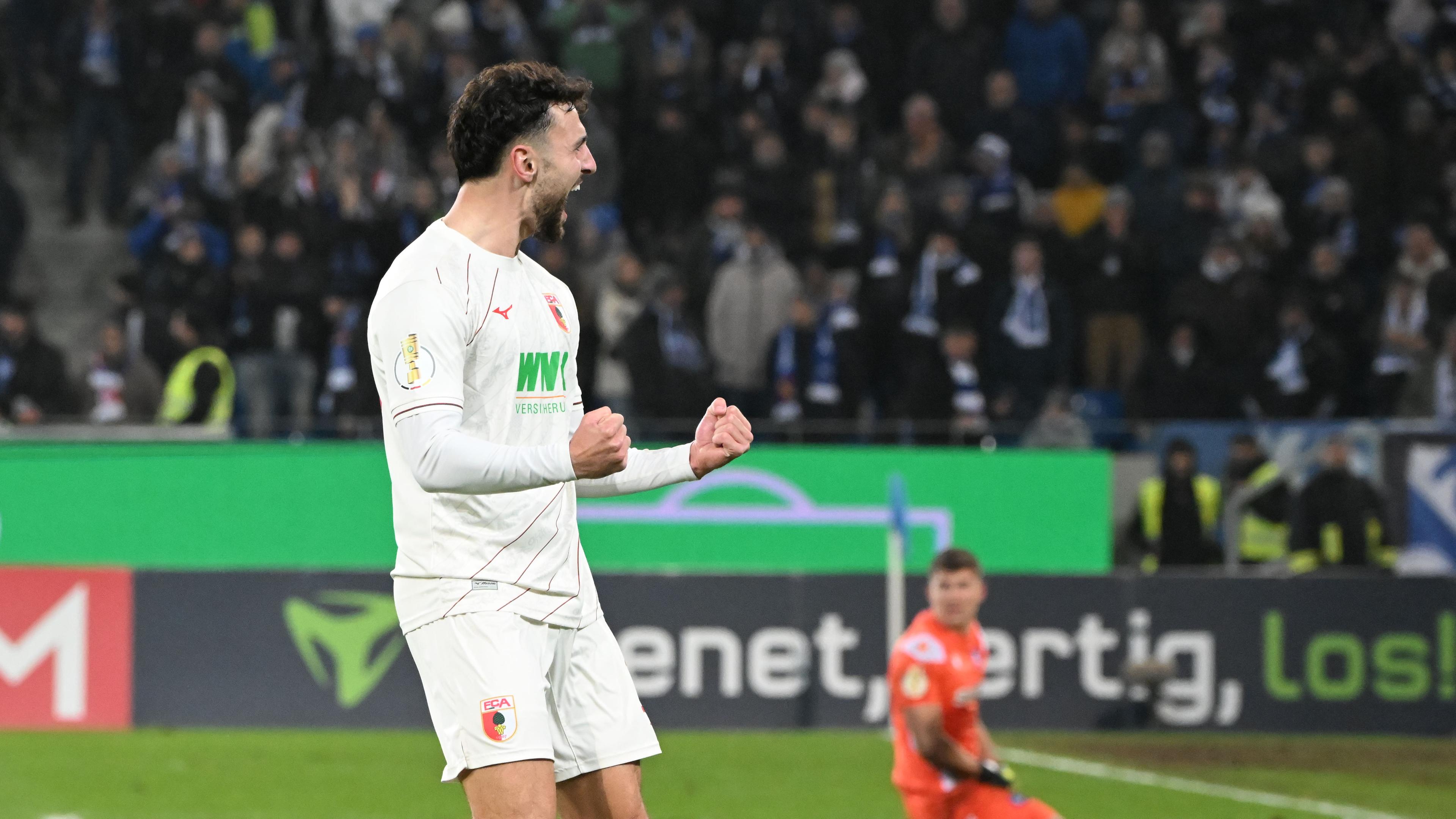 DFB-Pokal, Karlsruher SC - FC Augsburg, Achtelfinale: Der Augsburger Maximilian Bauer bejubelt seinen Siegtreffer zum 5:4 im Elfmeterschiessen.