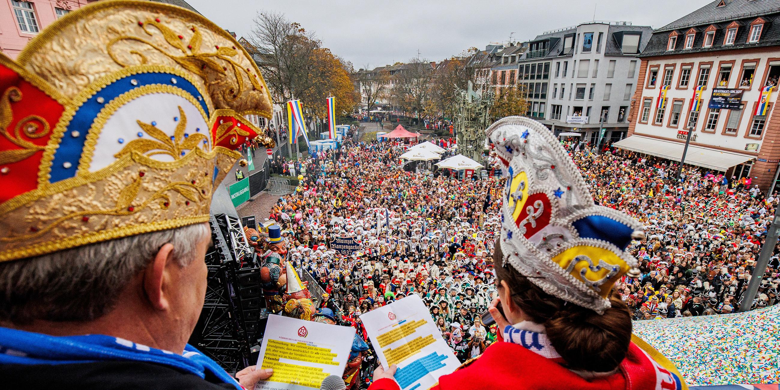 Volker Wagner, Präsident Carnevalverein "Die Brunnebutzer", und Lea Federlein, Präsidentin Carneval Club Budenheim, verlesen die Narren-Proklamation auf dem Balkon des Osteiner Hof