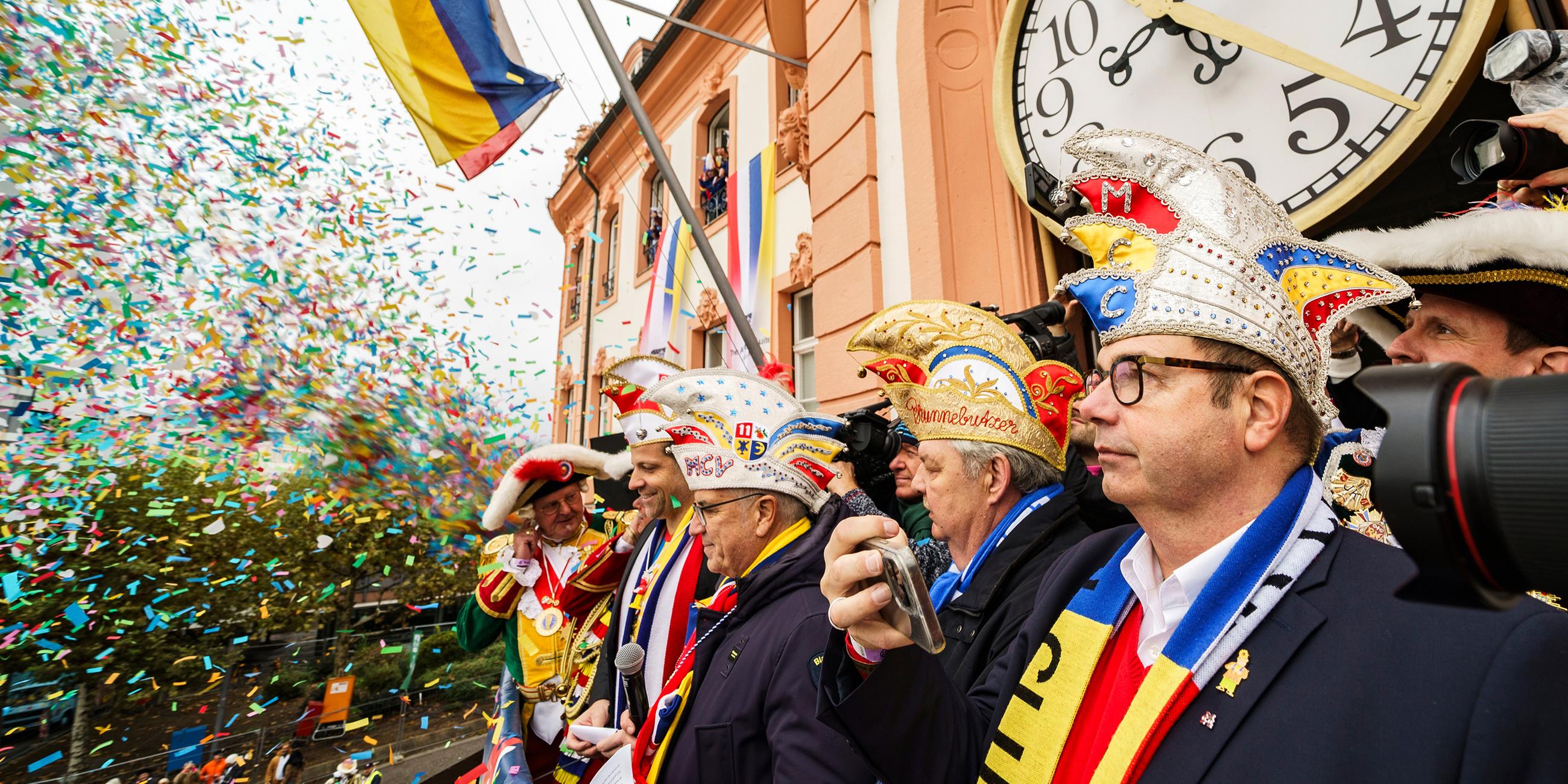 Die Repräsentanten der Mainzer Fastnacht mit Nino Haase, Oberbürgermeister von Mainz, und Hannsgeorg Schönig, Präsident Mainzer Carneval-Verein (MCV), eröffnen auf dem Balkon des Osteiner Hof die fünfte Jahreszeit