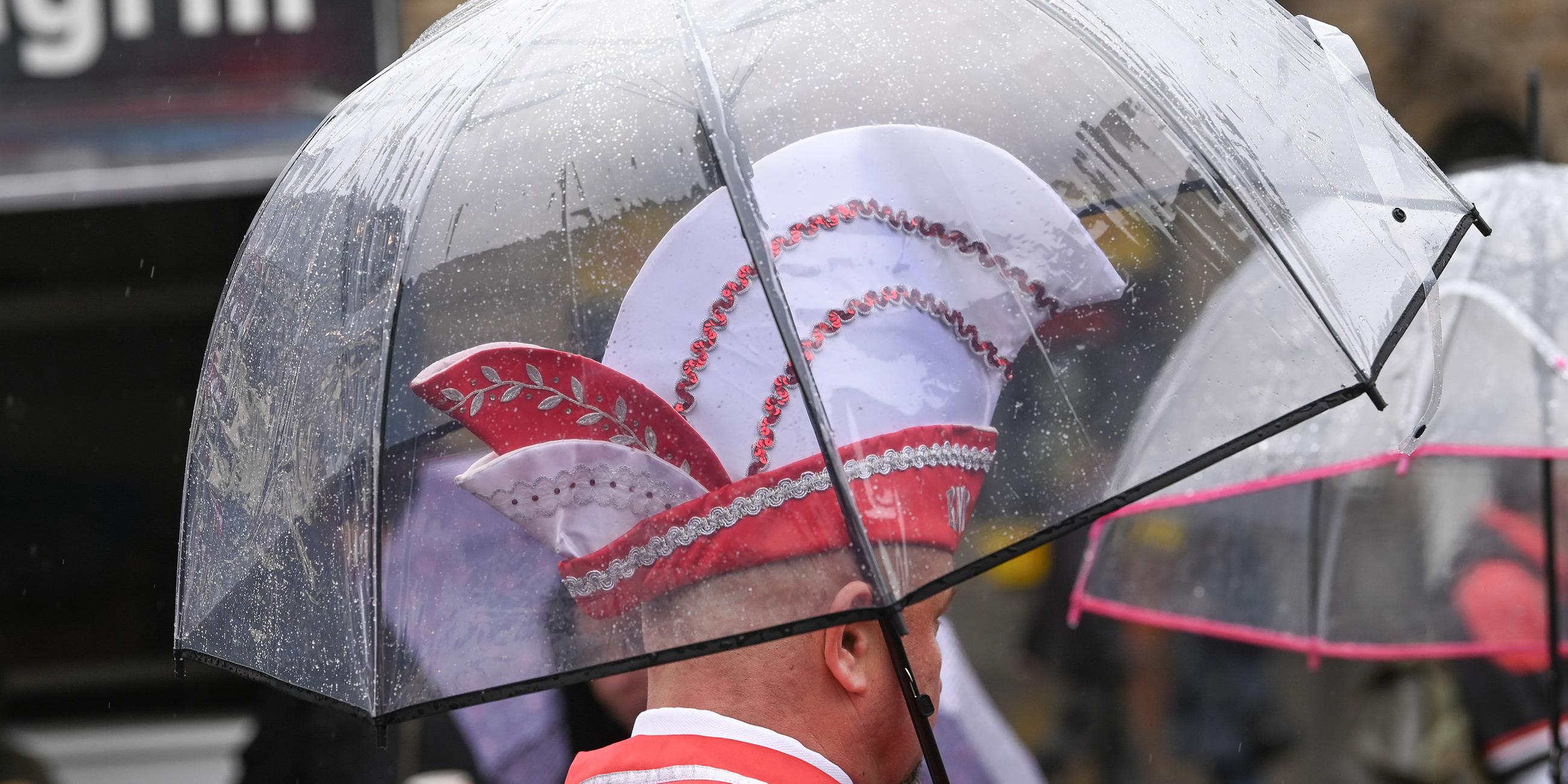 Karnevalist mit Regenschirm